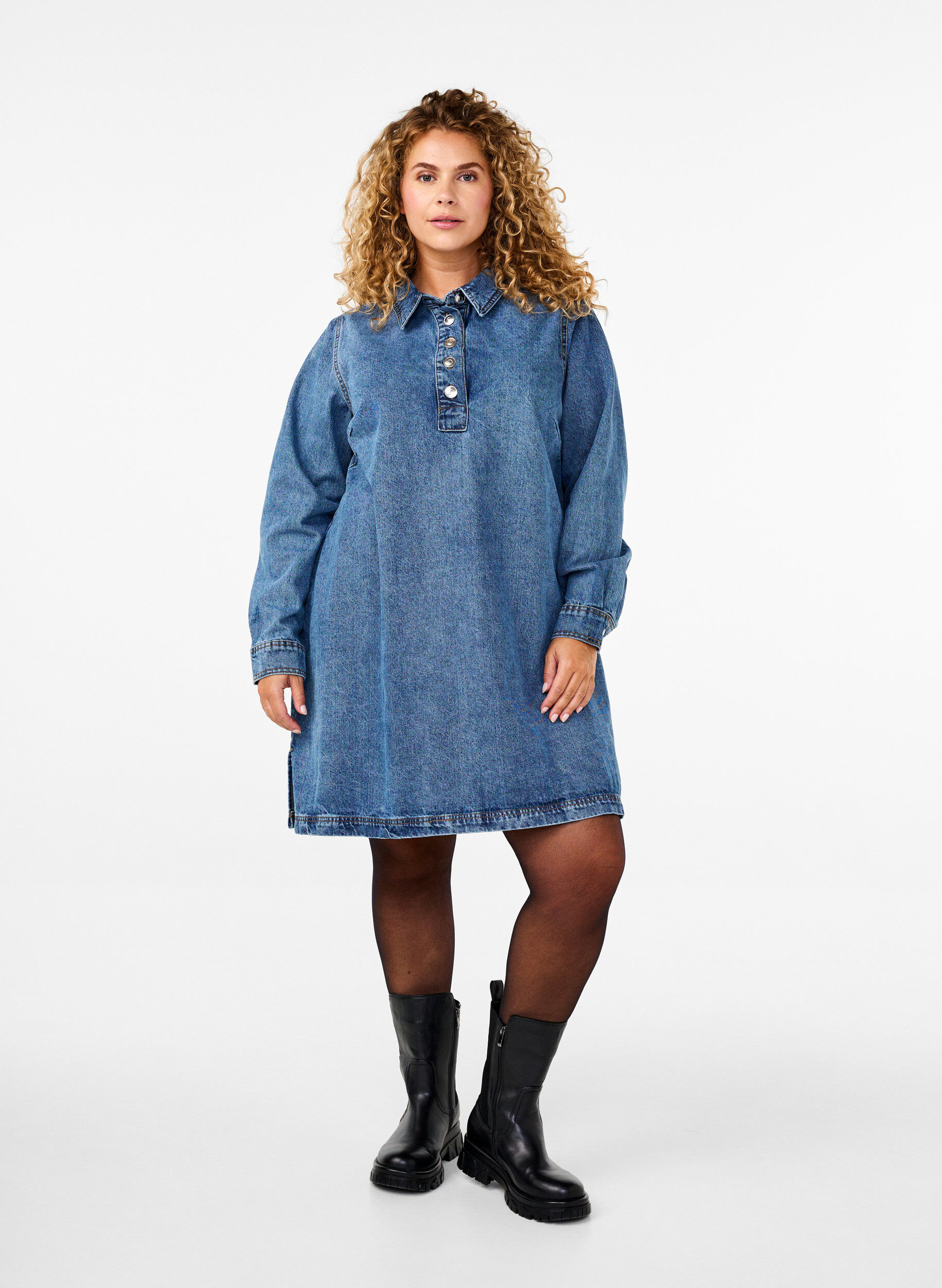 Zizzi Robe courte en denim, manches longues, forme trap&egrave;ze, Blue Denim, Model image number 2