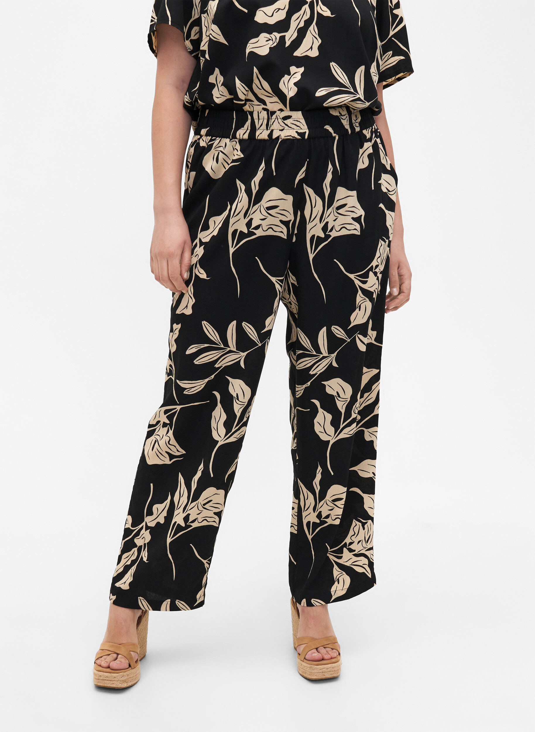 Zizzi FLASH&nbsp;&ndash; Pantalon imprim&eacute; avec poches, Black Off White Fl., Model image number 2