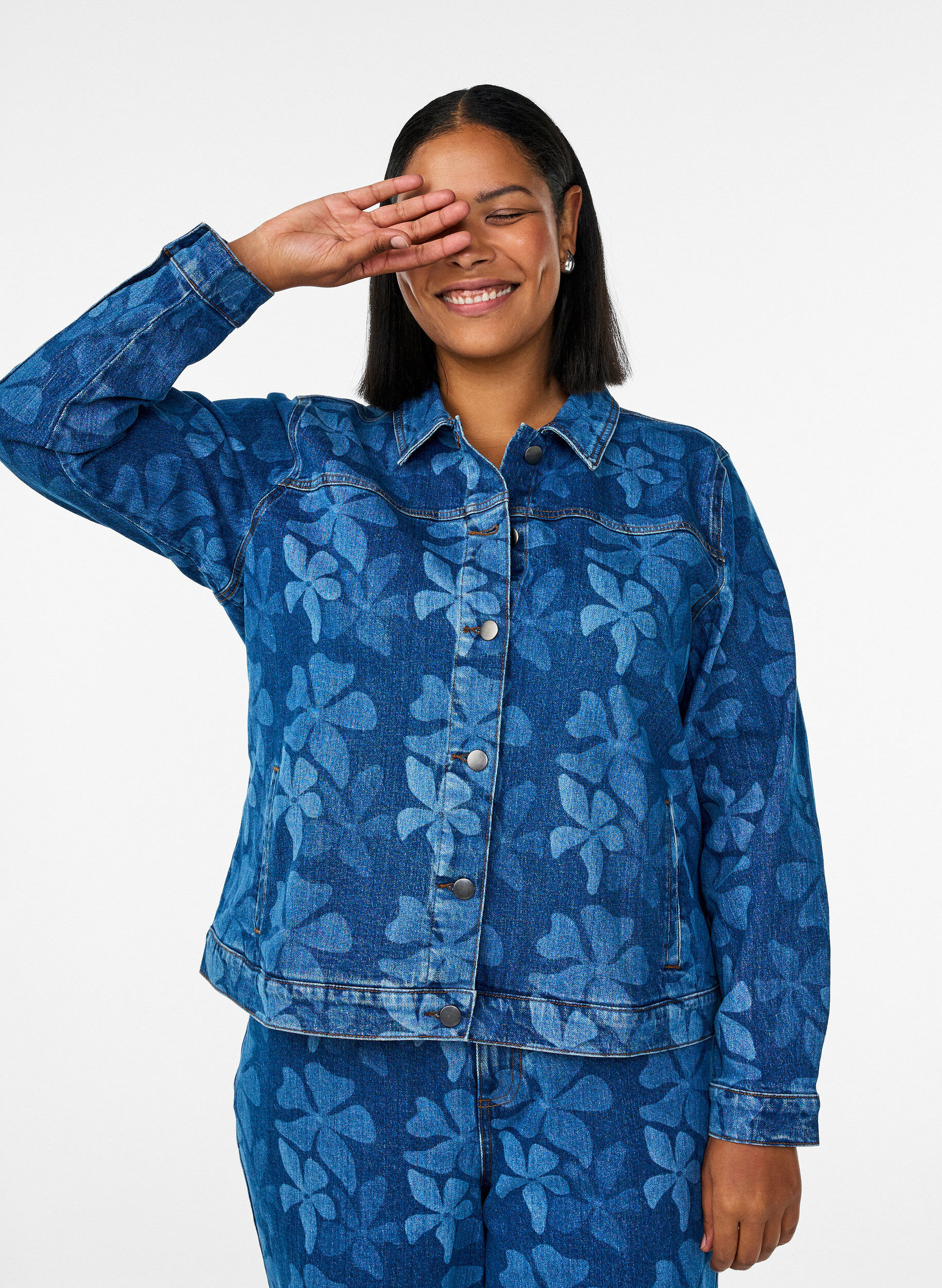 Zizzi Veste en jean avec imprim&eacute; floral, Bleu, Model image number 3