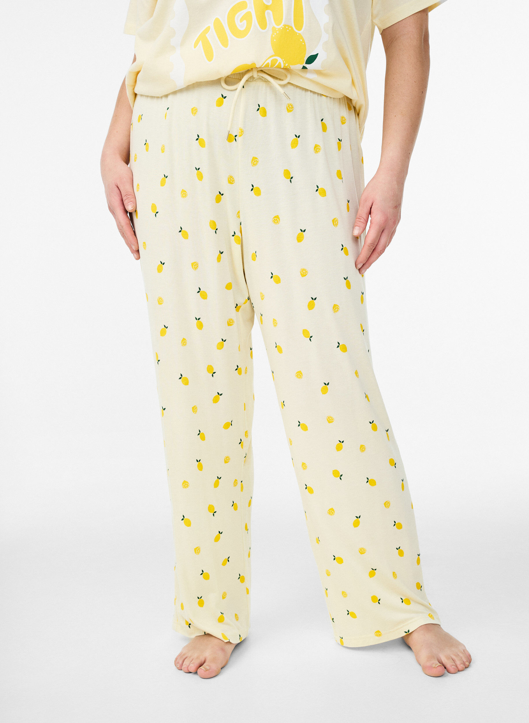 Zizzi Pantalon de pyjama en jersey doux avec taille haute et imprim&eacute; fruits, Jaune clair, Model image number 2