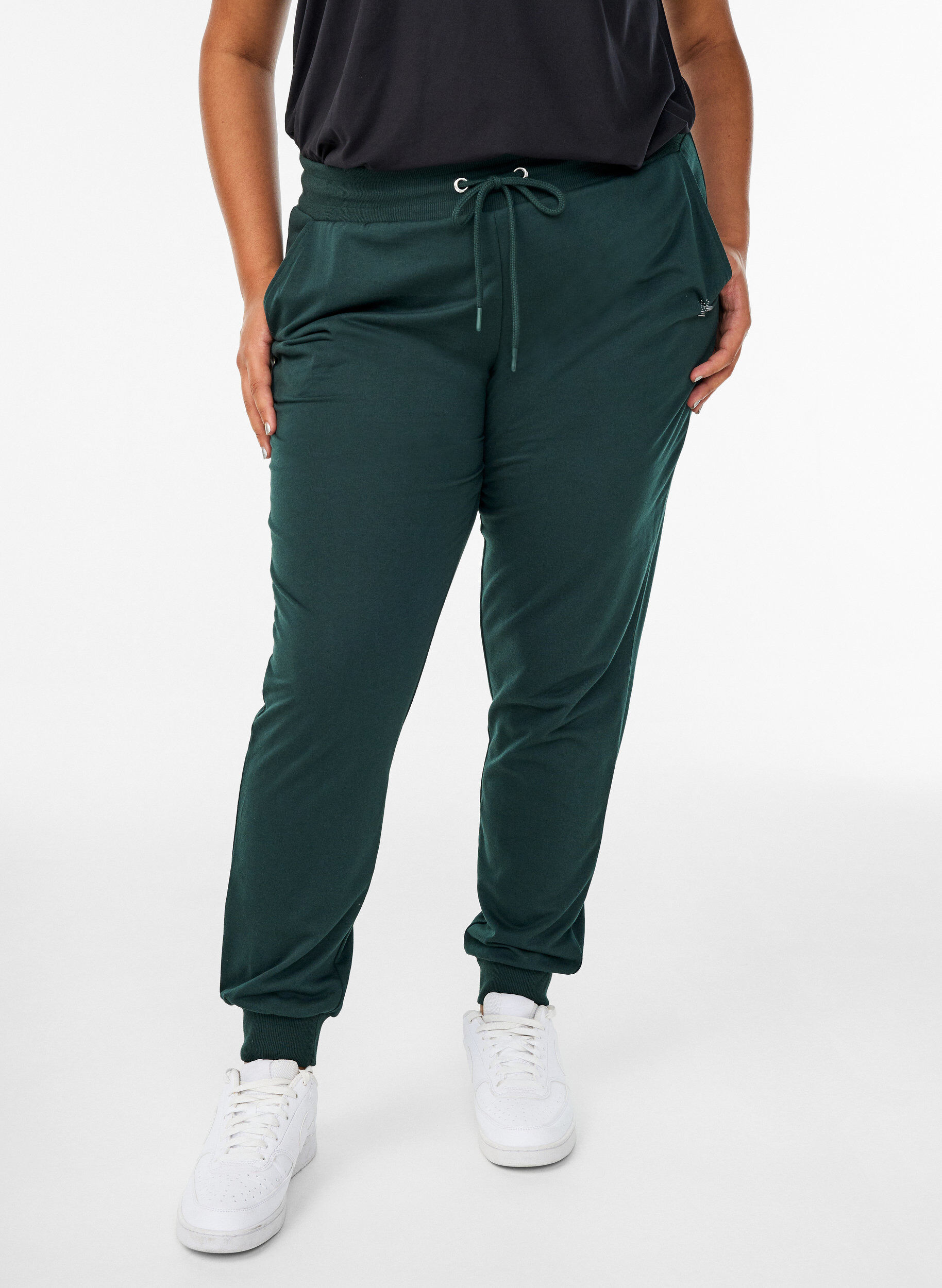 Zizzi Pantalon de sport ample avec des poches, Vert fonc&eacute;, Model image number 2
