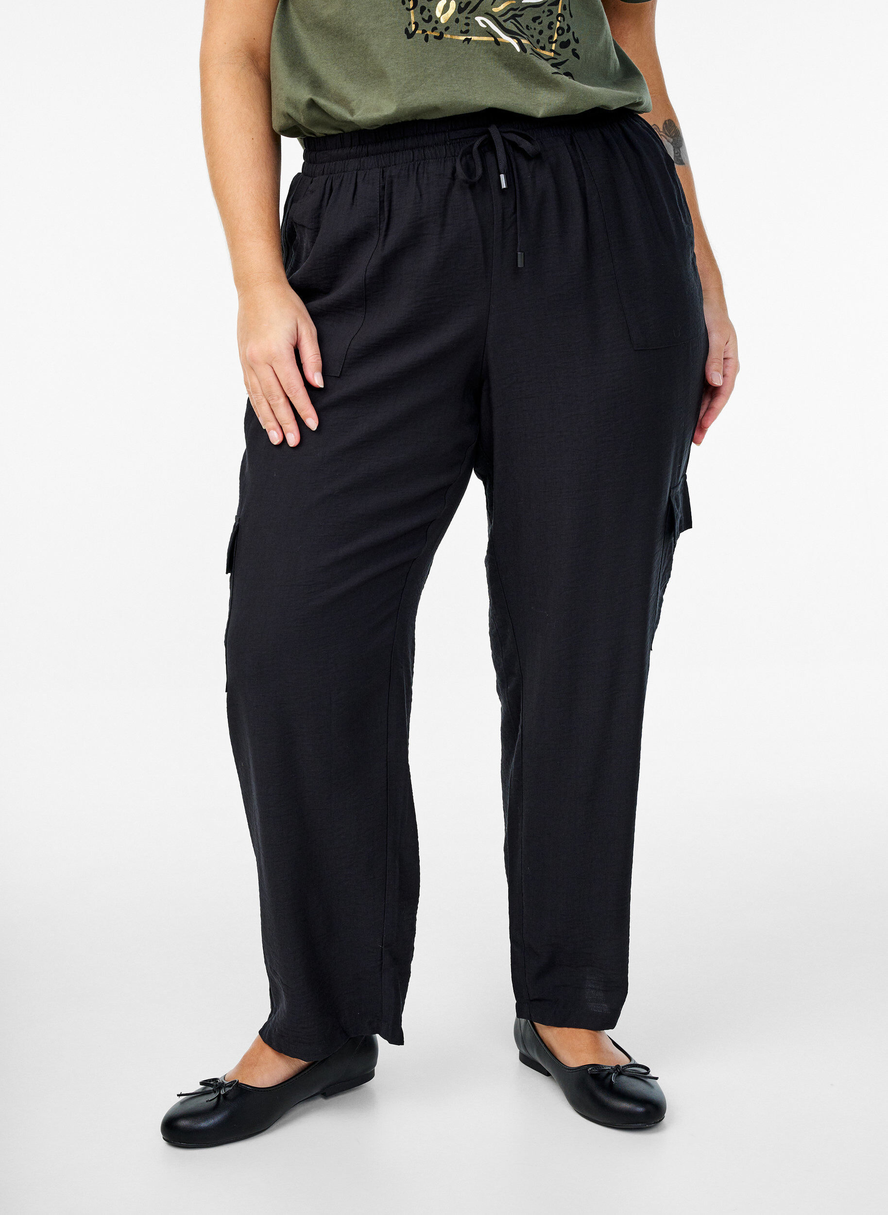 Zizzi Pantalon cargo taille haute, Noir, Model image number 2