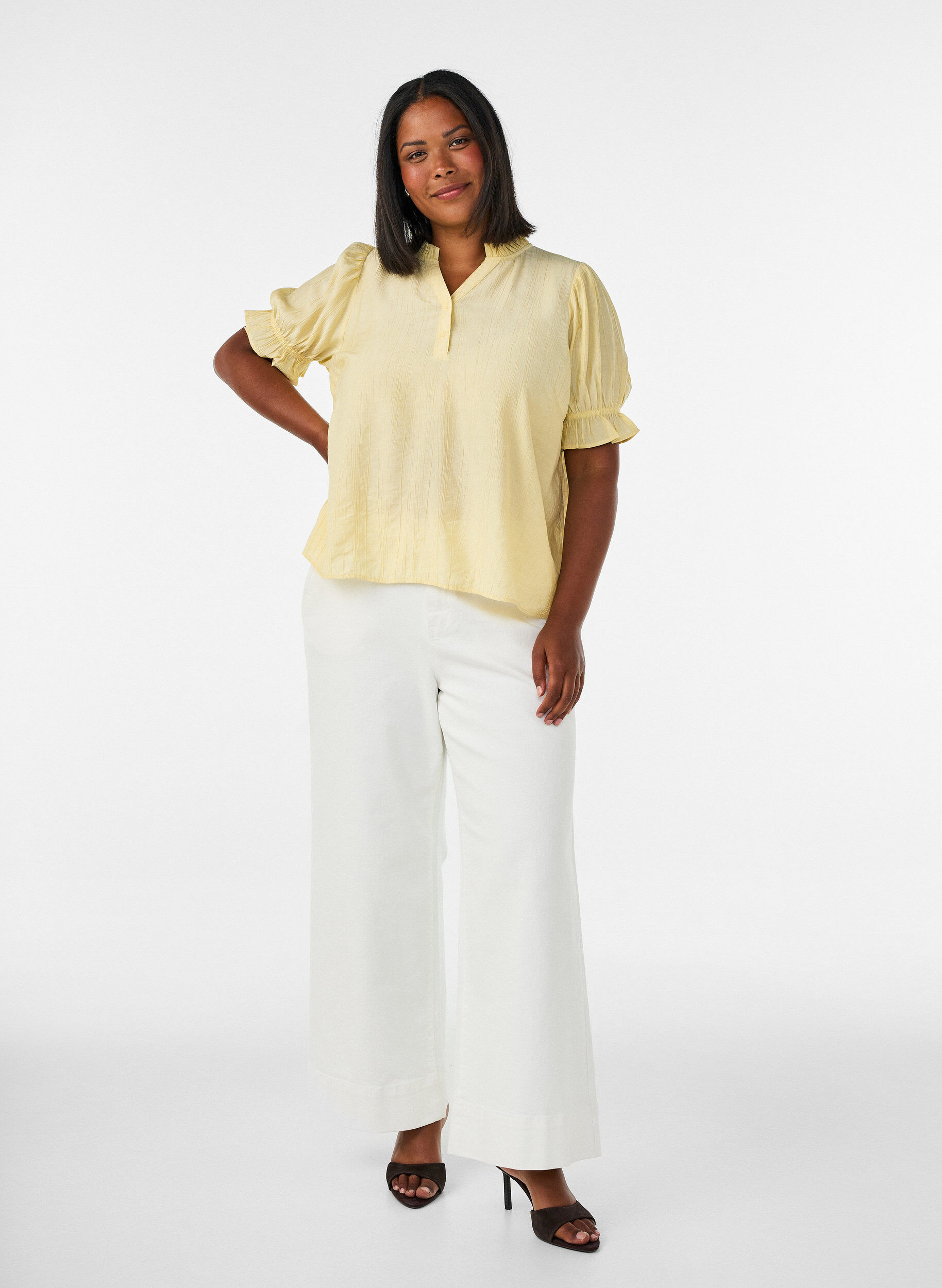 ZizziBlouse en m&eacute;lange de viscose textur&eacute;, avec manches courtes &agrave; volants, Jaune, Model image number 1
