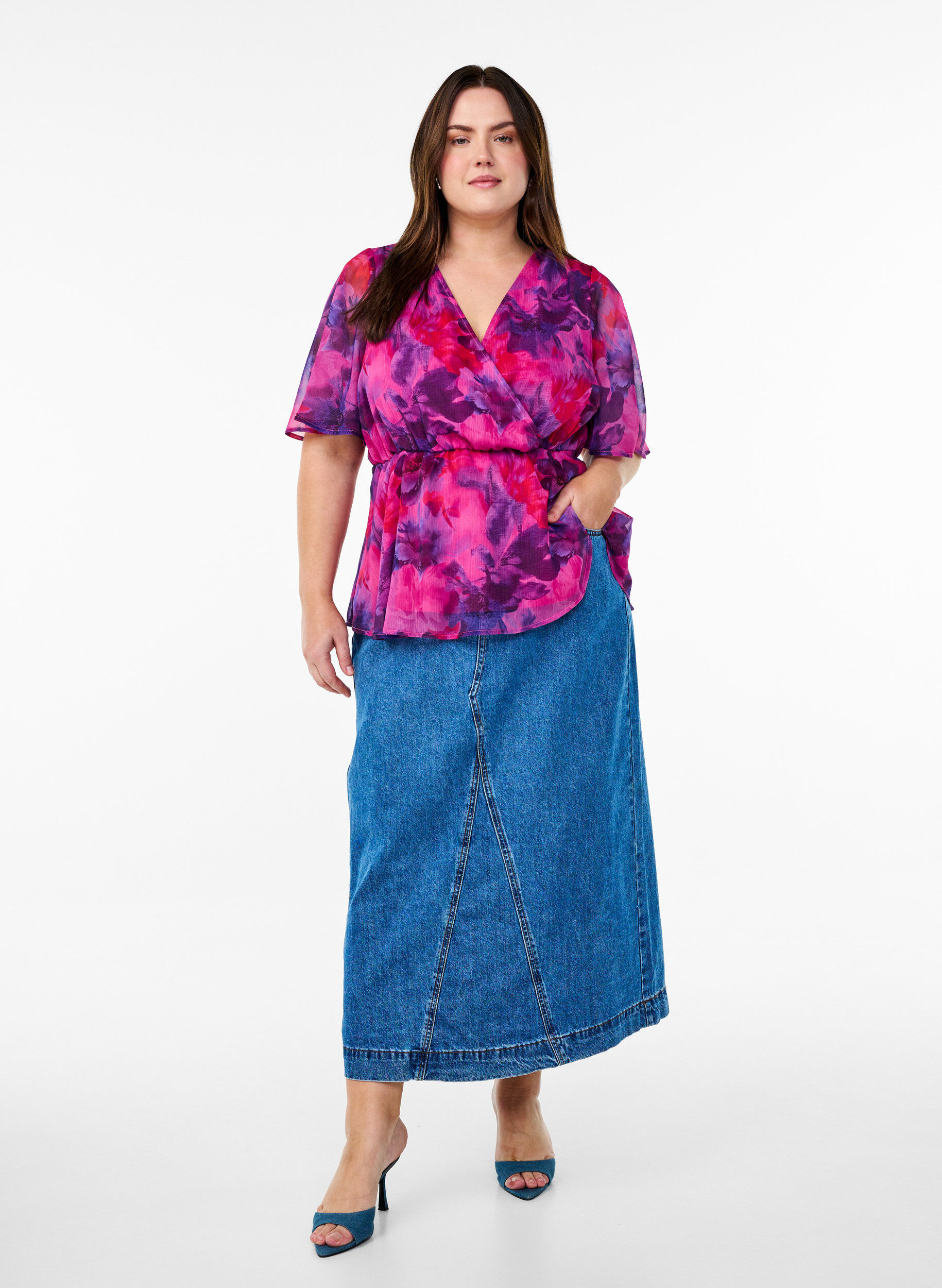 Zizzi Chemise en mousseline &agrave; imprim&eacute; floral et manches courtes, Rouge, Model image number 1