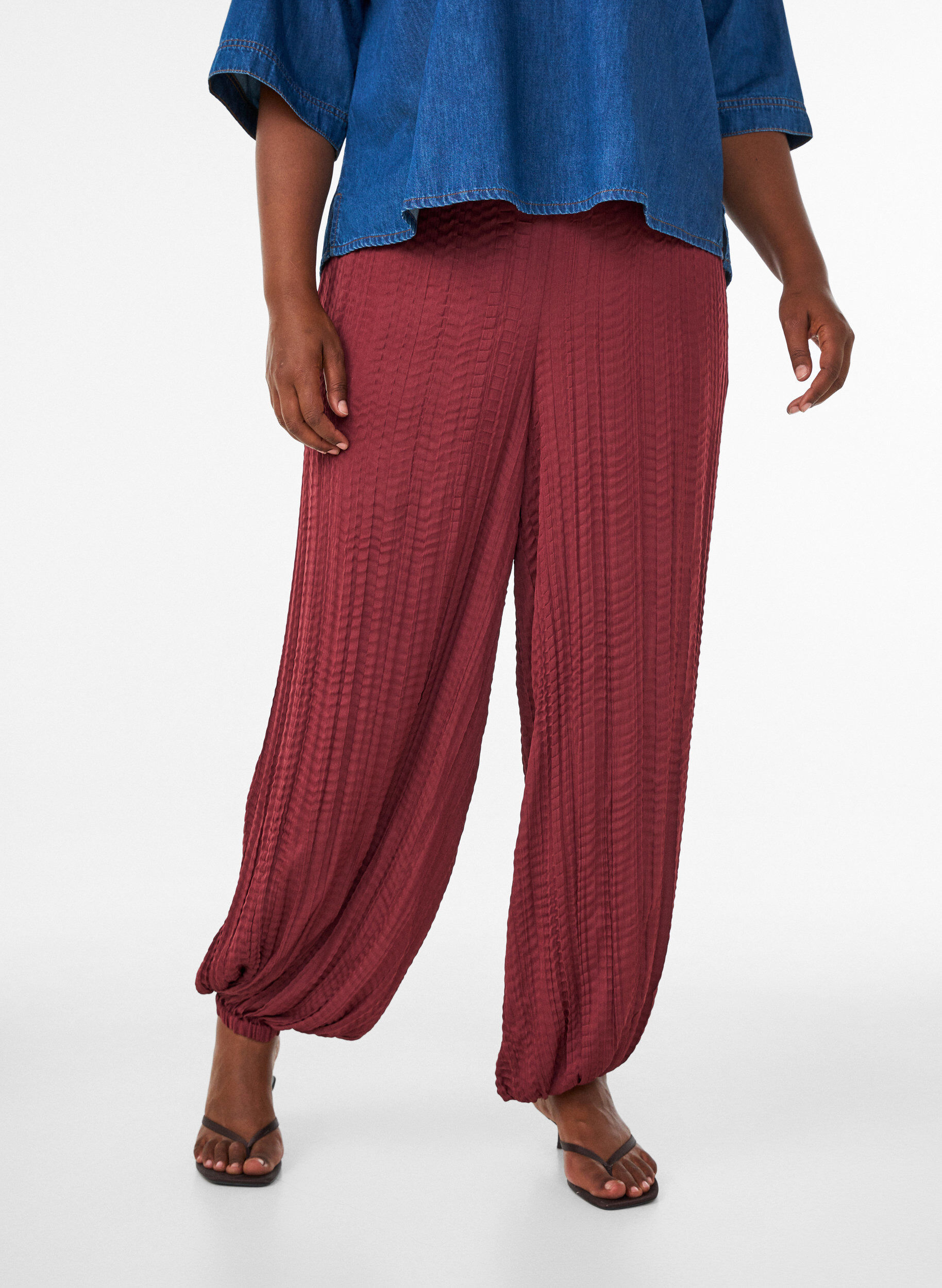 ZizziPantalon ballon textur&eacute; avec ceinture &eacute;lastique, Bordeaux, Model image number 2
