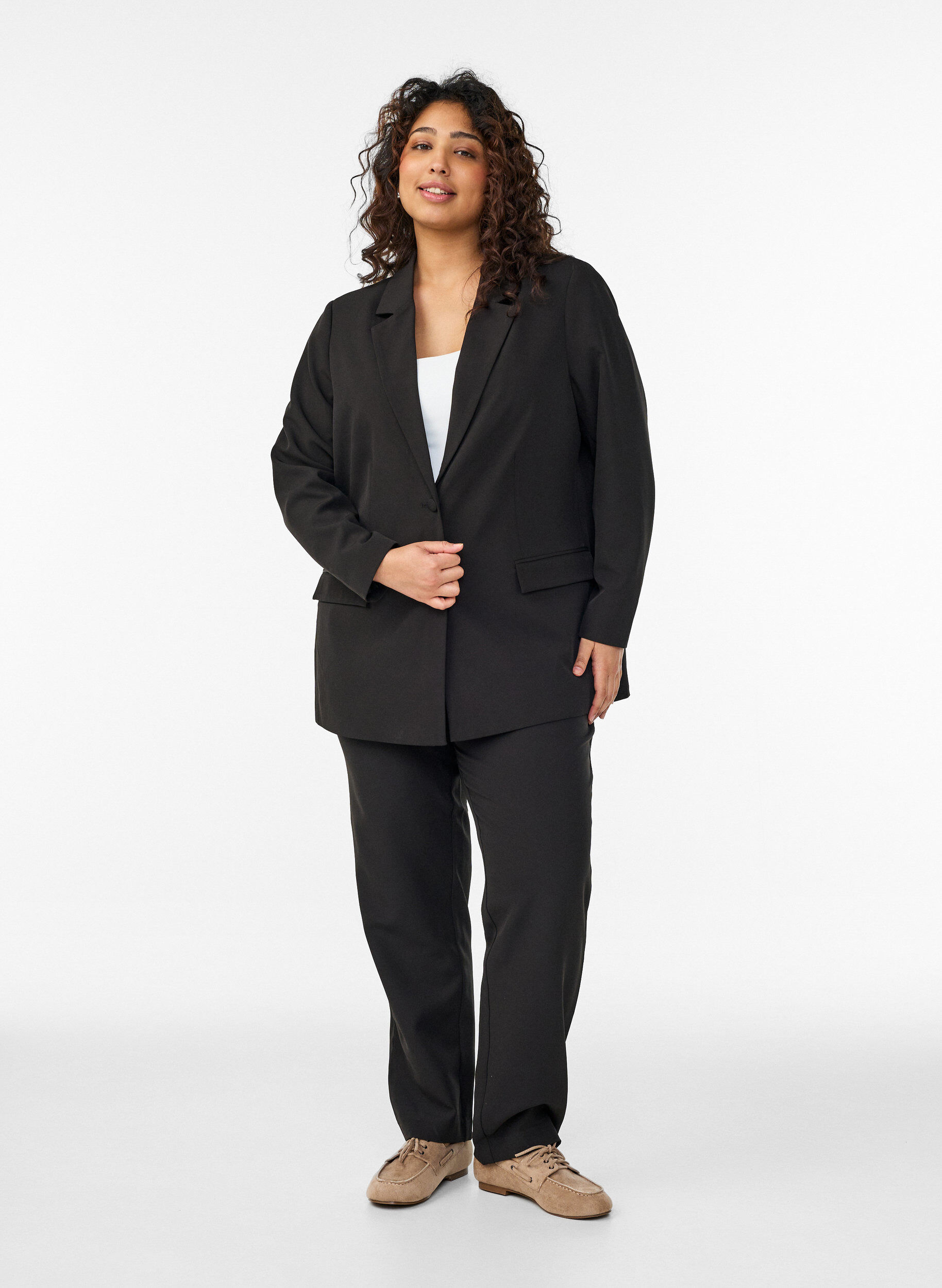 Pantalon avec poches et jambes droites, Noir, Model