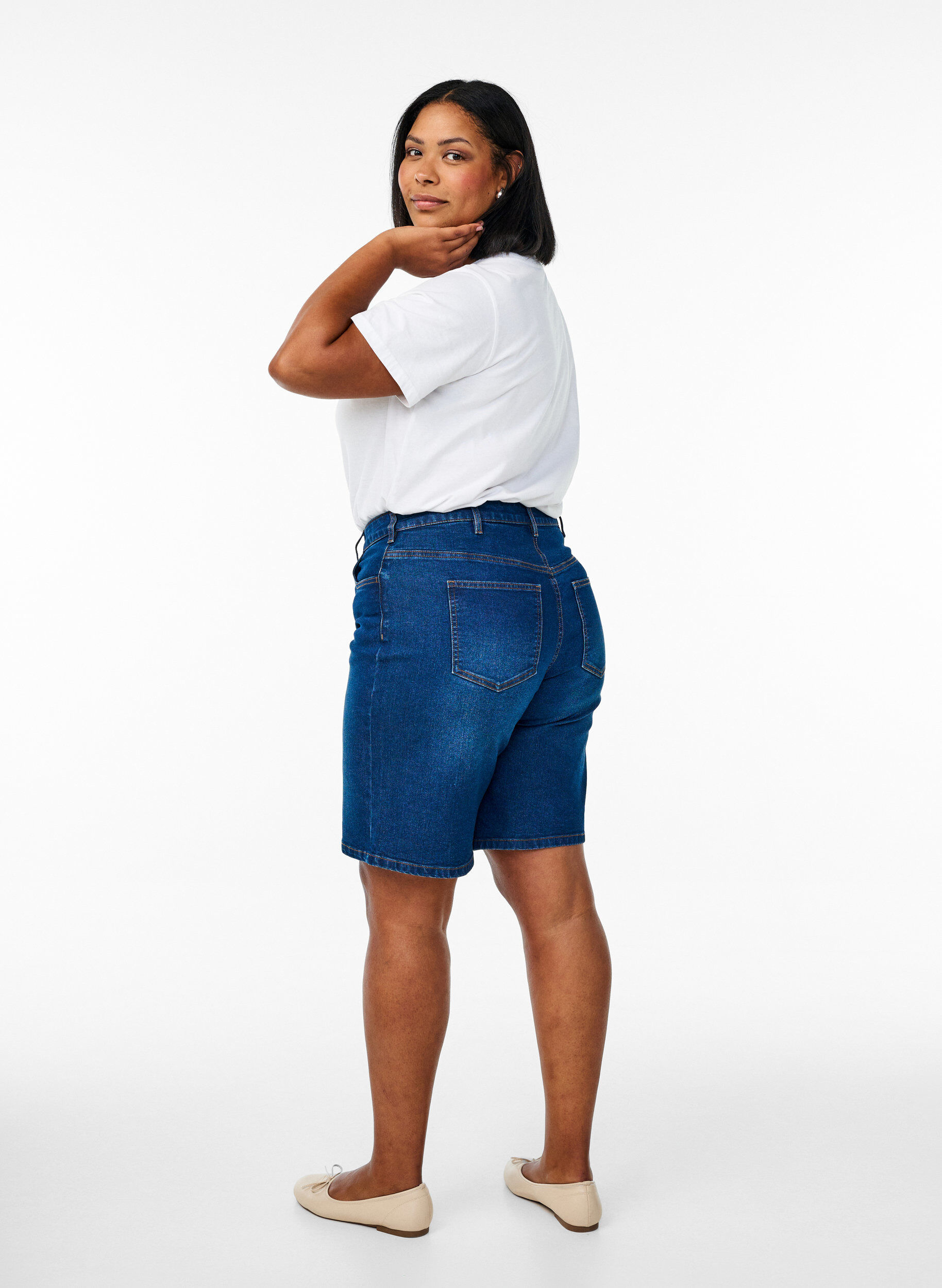 Zizzi Short en jean ample &agrave; taille haute, Bleu, Model image number 2