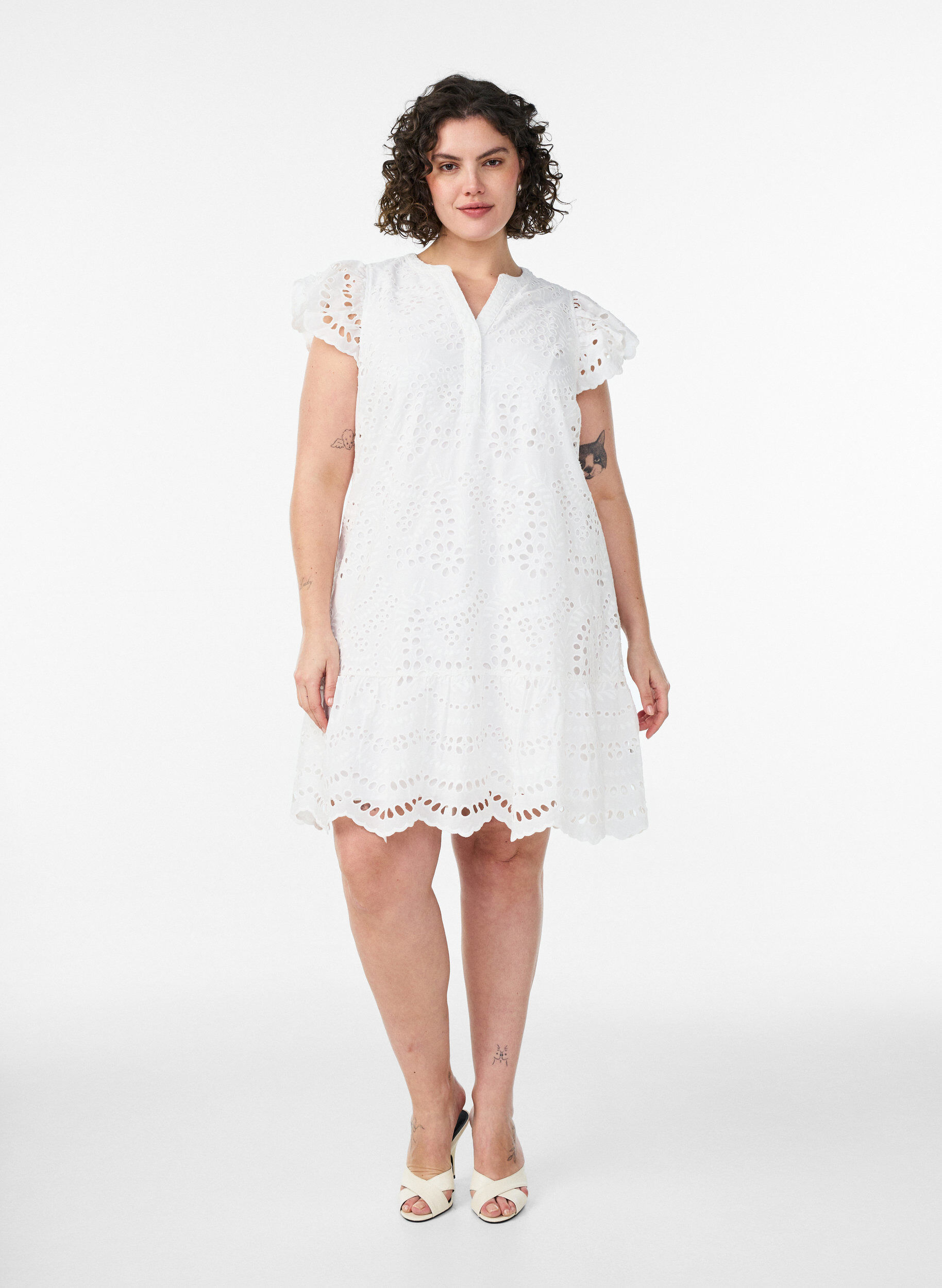 Zizzi Robe longue fleurie en lyocell avec volants, Blanc, Model image number 1