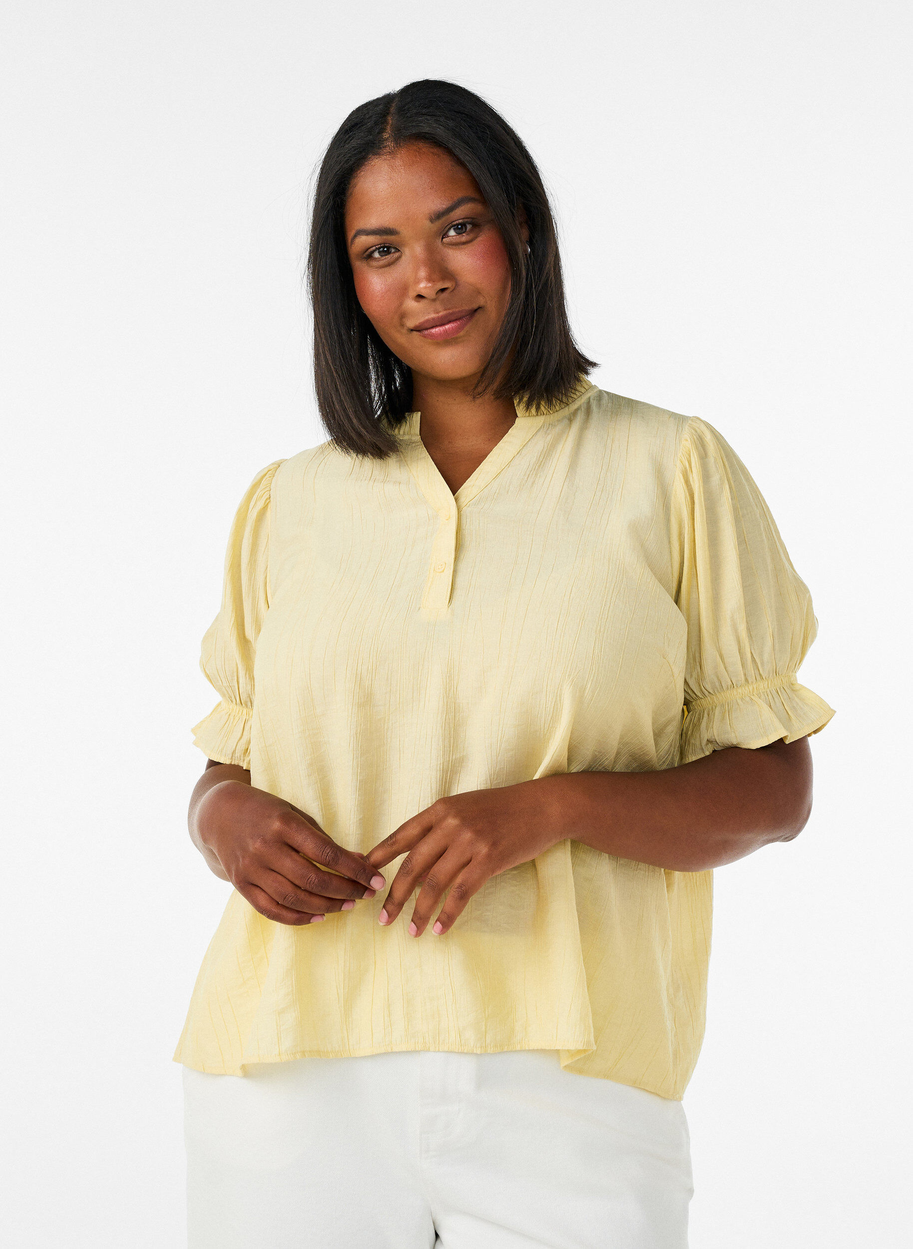 Blouse en m&eacute;lange de viscose textur&eacute;, avec manches courtes &agrave; volants, Jaune, Model