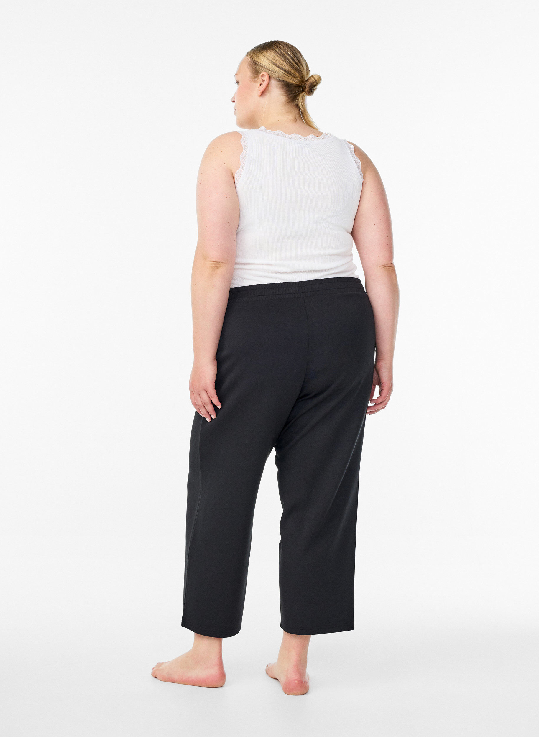 Zizzi Pantalon 7/8 en m&eacute;lange de modal avec poches, Noir, Model image number 1