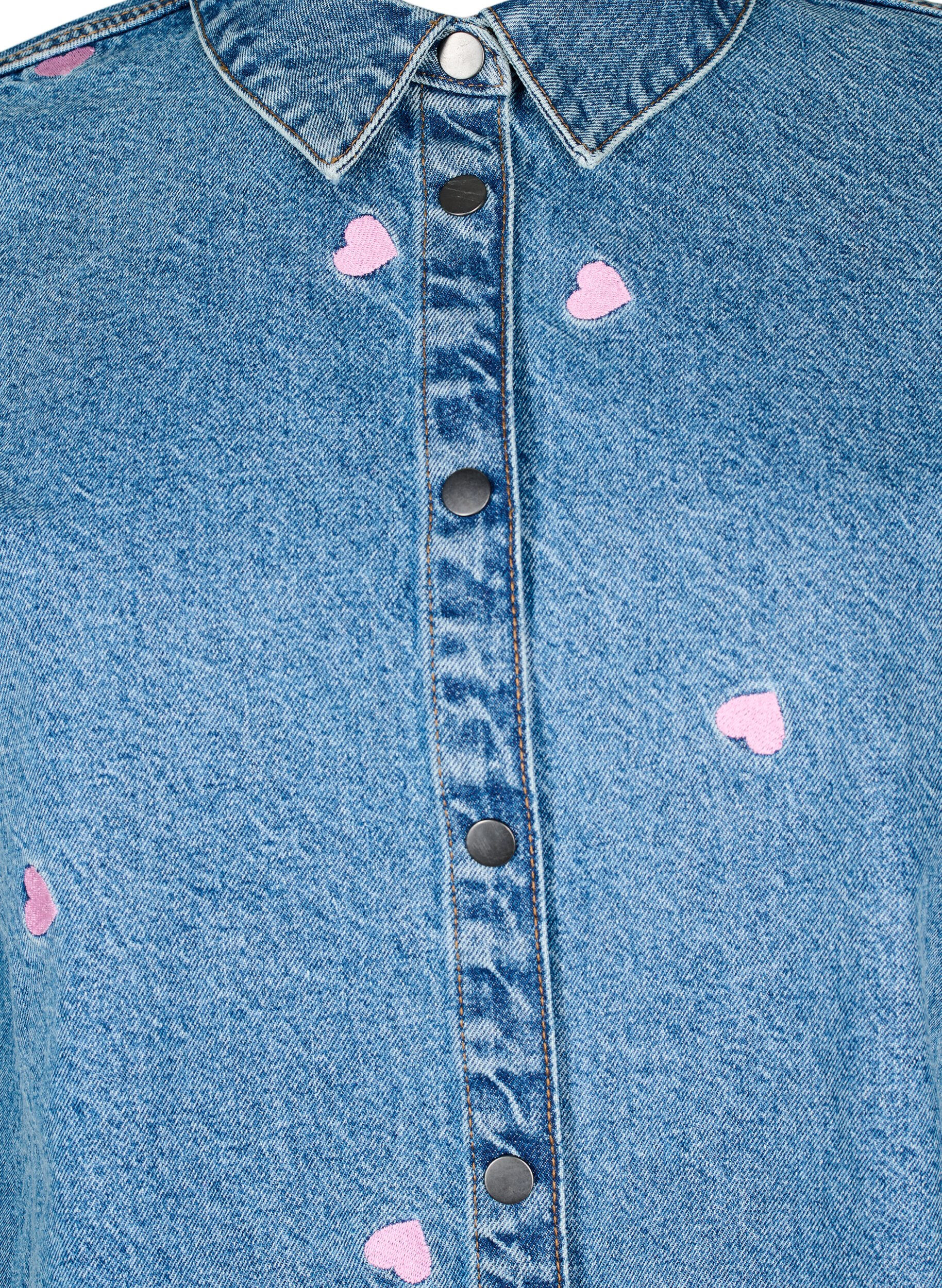 Zizzi Chemise ample en jean et avec l&egrave;vres brod&eacute;es, Light Blue Heart, Packshot image number 2