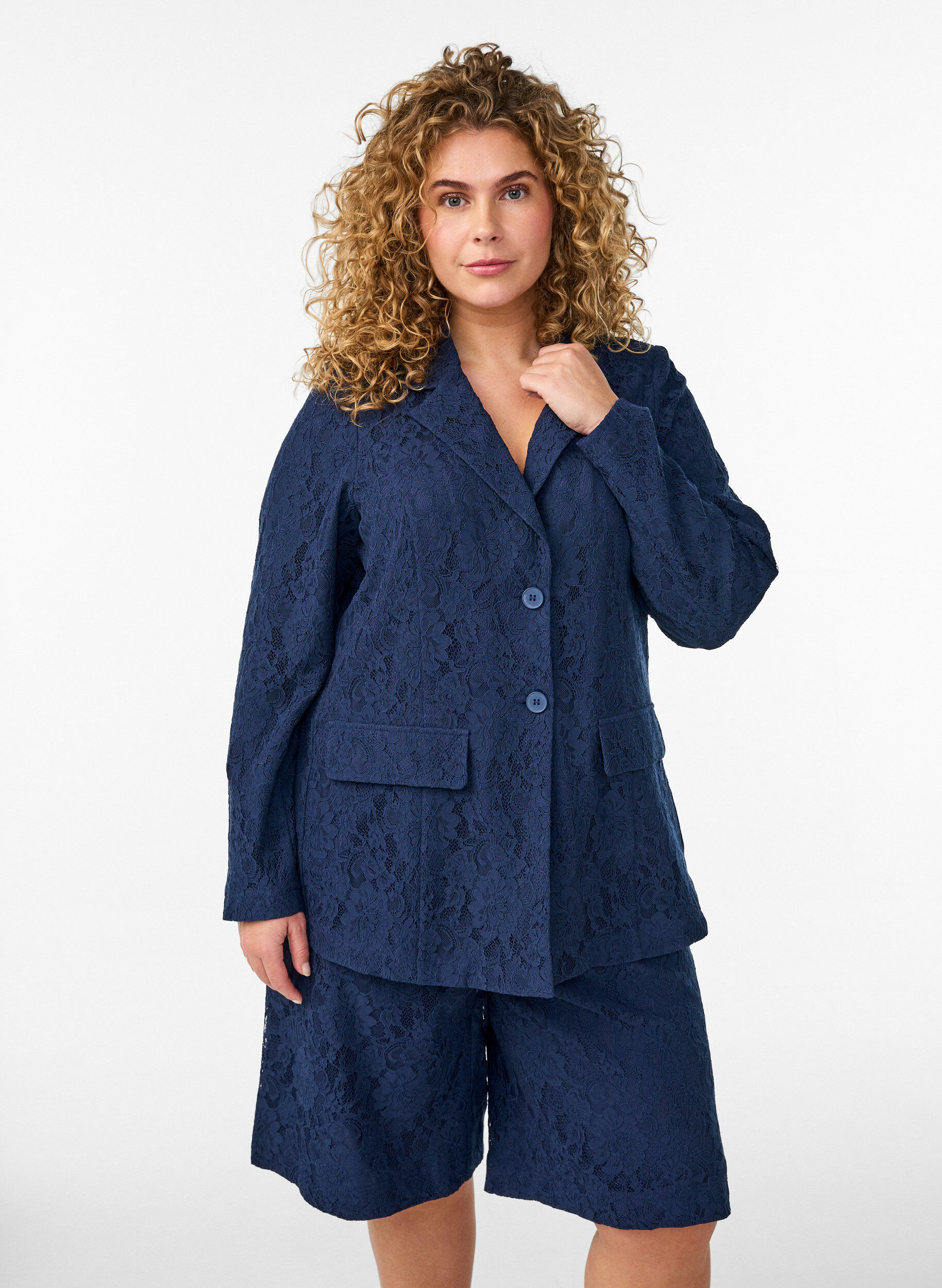 Bermuda taille haute en dentelle, Bleu, Model