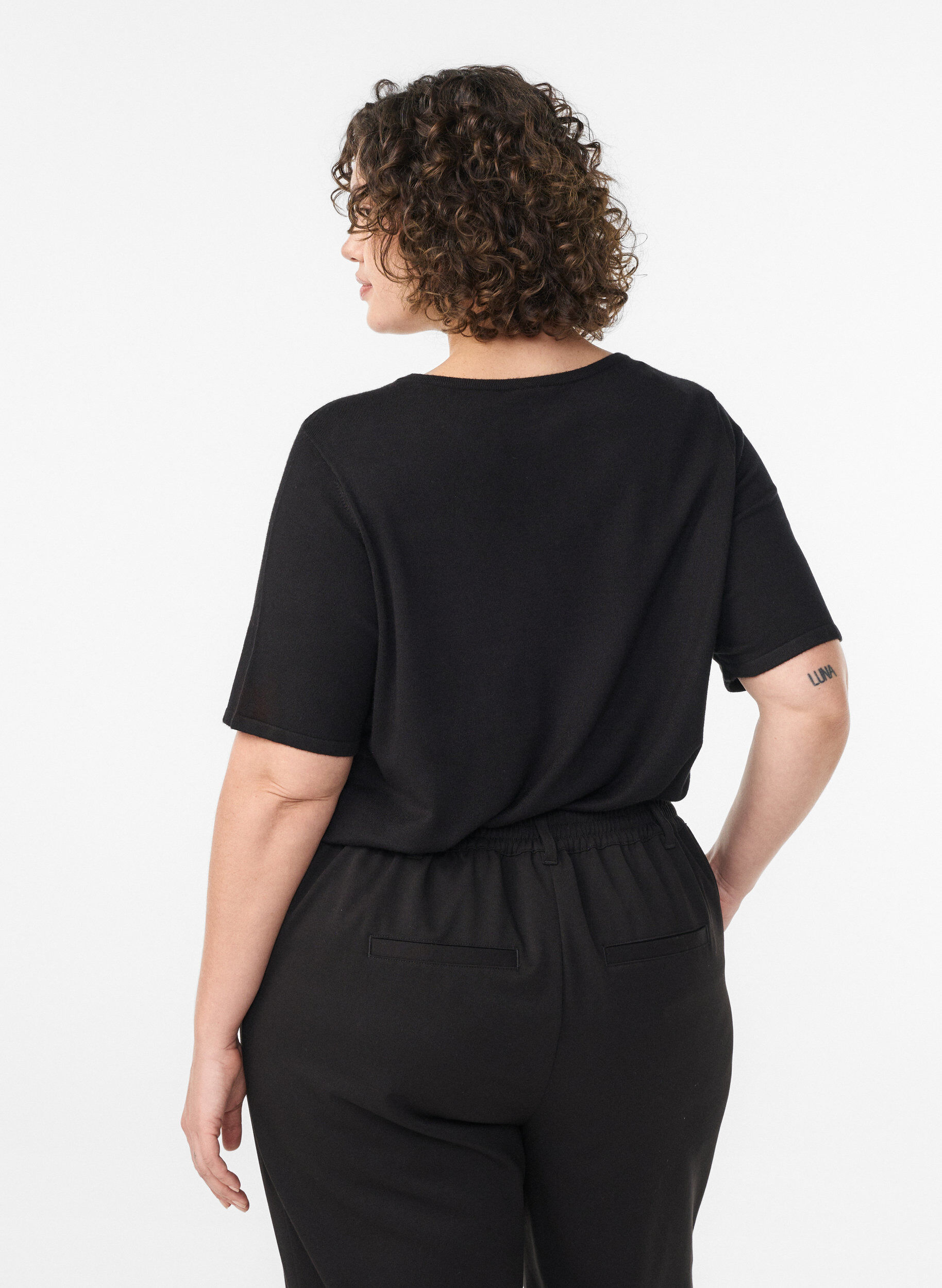 Zizzi Blouse en maille &agrave; manches courtes en viscose, Noir, Model image number 2