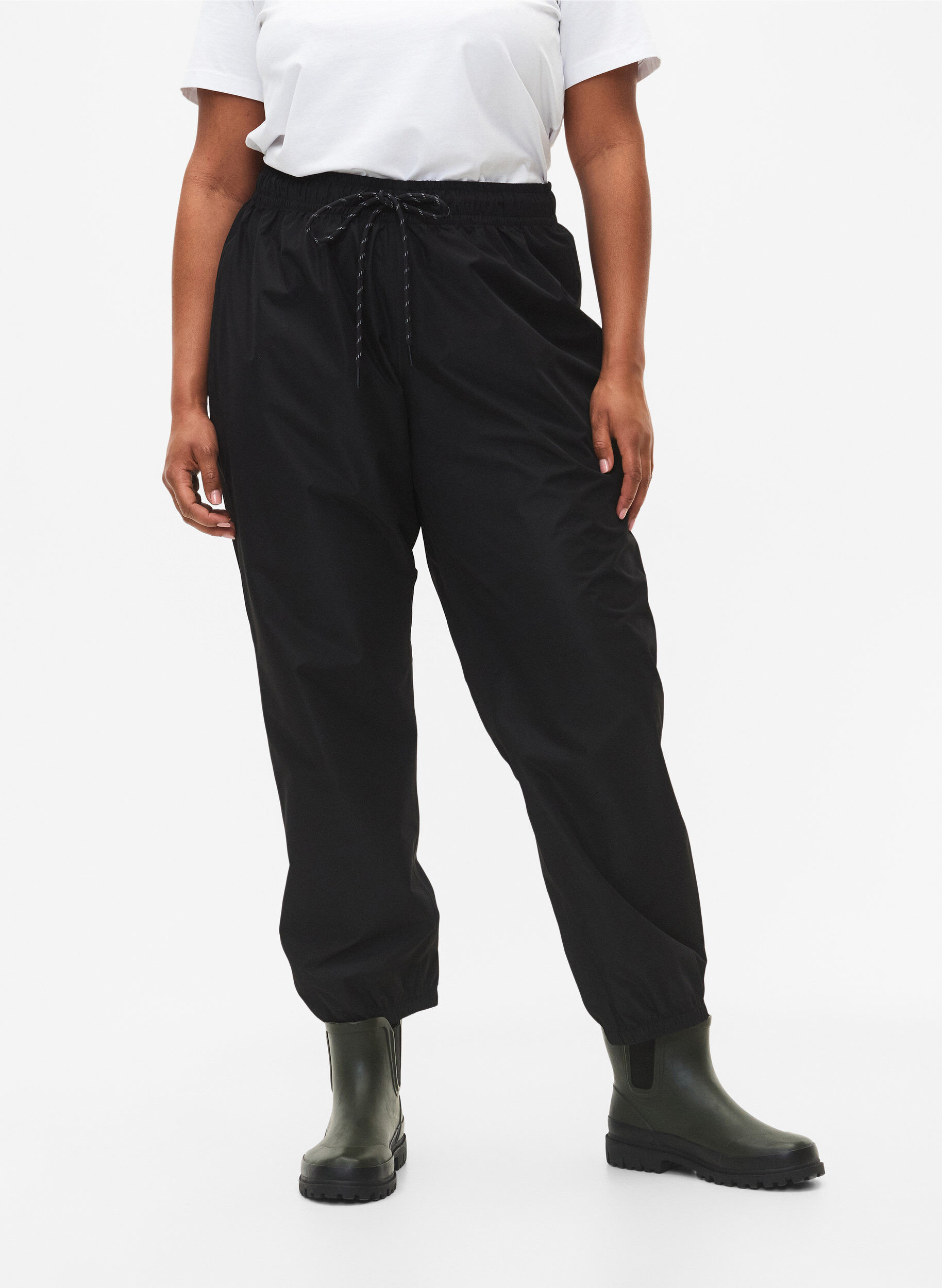Zizzi Pantalon de pluie avec &eacute;lastique et cordon de serrage, Noir, Model image number 2