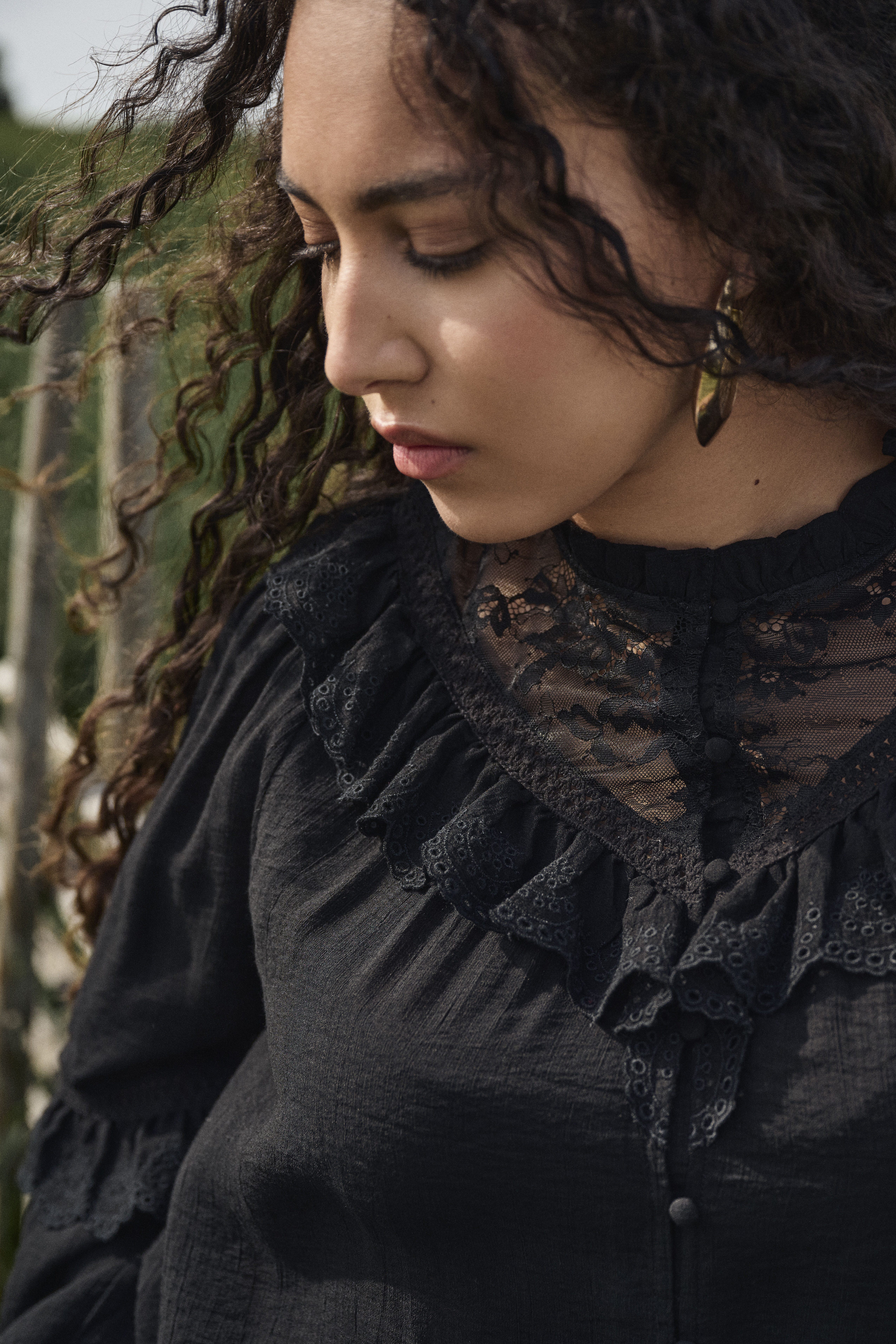 Zizzi Chemisier noir &agrave; volants et dentelle, , Model