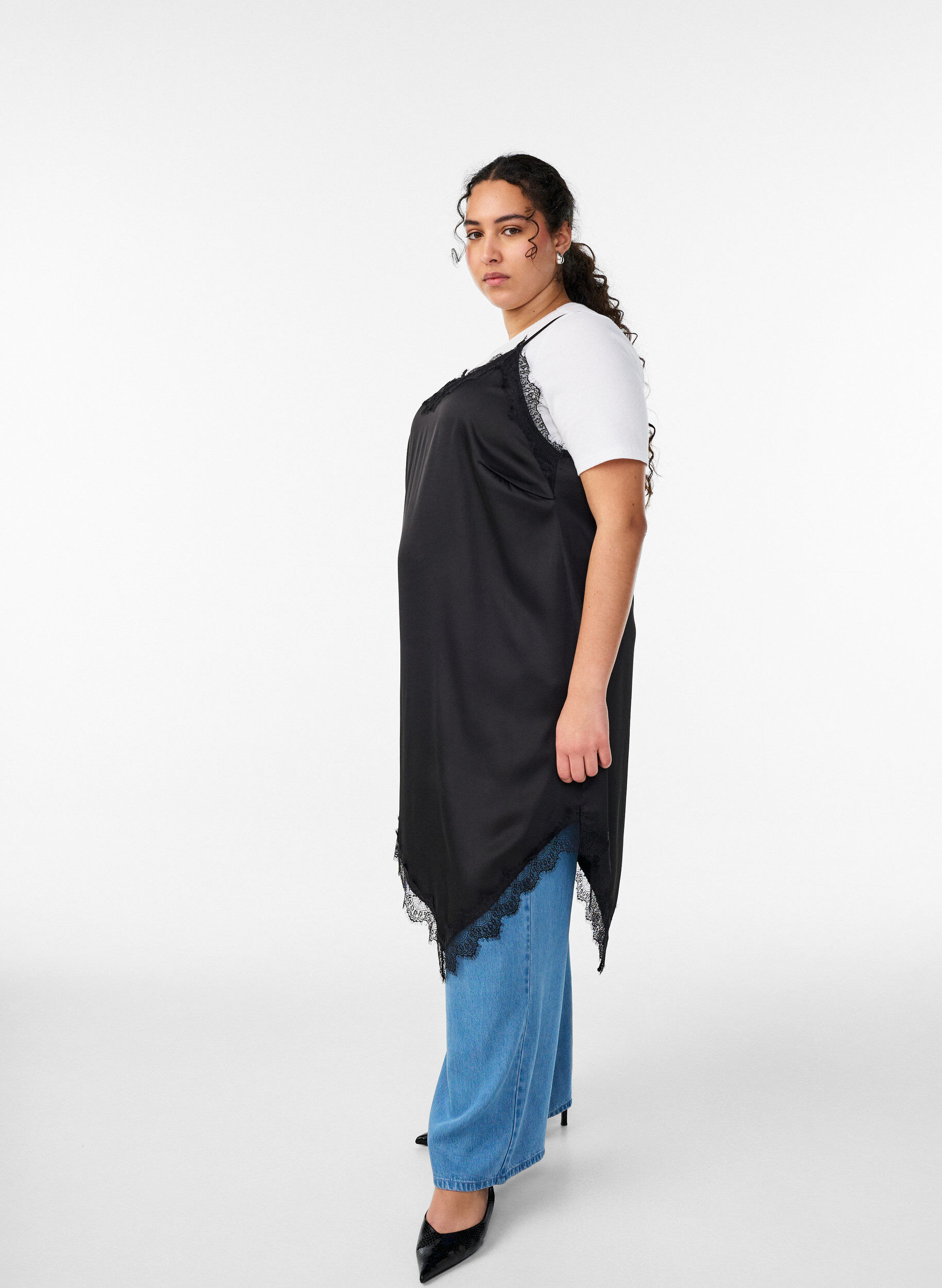 Zizzi Robe satin&eacute;e avec bordure en dentelle, Noir, Model image number 2