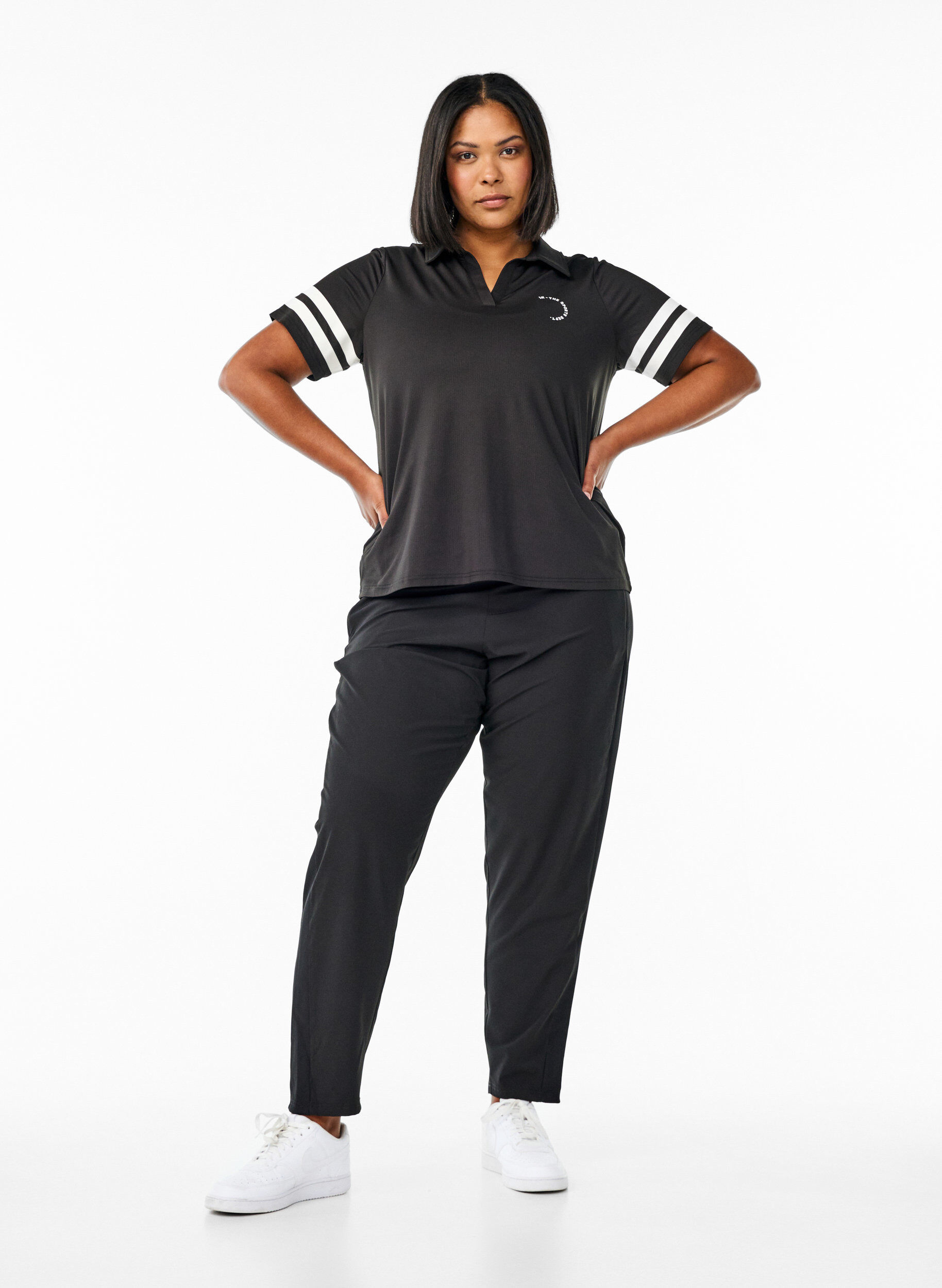 Zizzi Polo sportif avec d&eacute;tails &agrave; rayures, Noir, Model image number 1