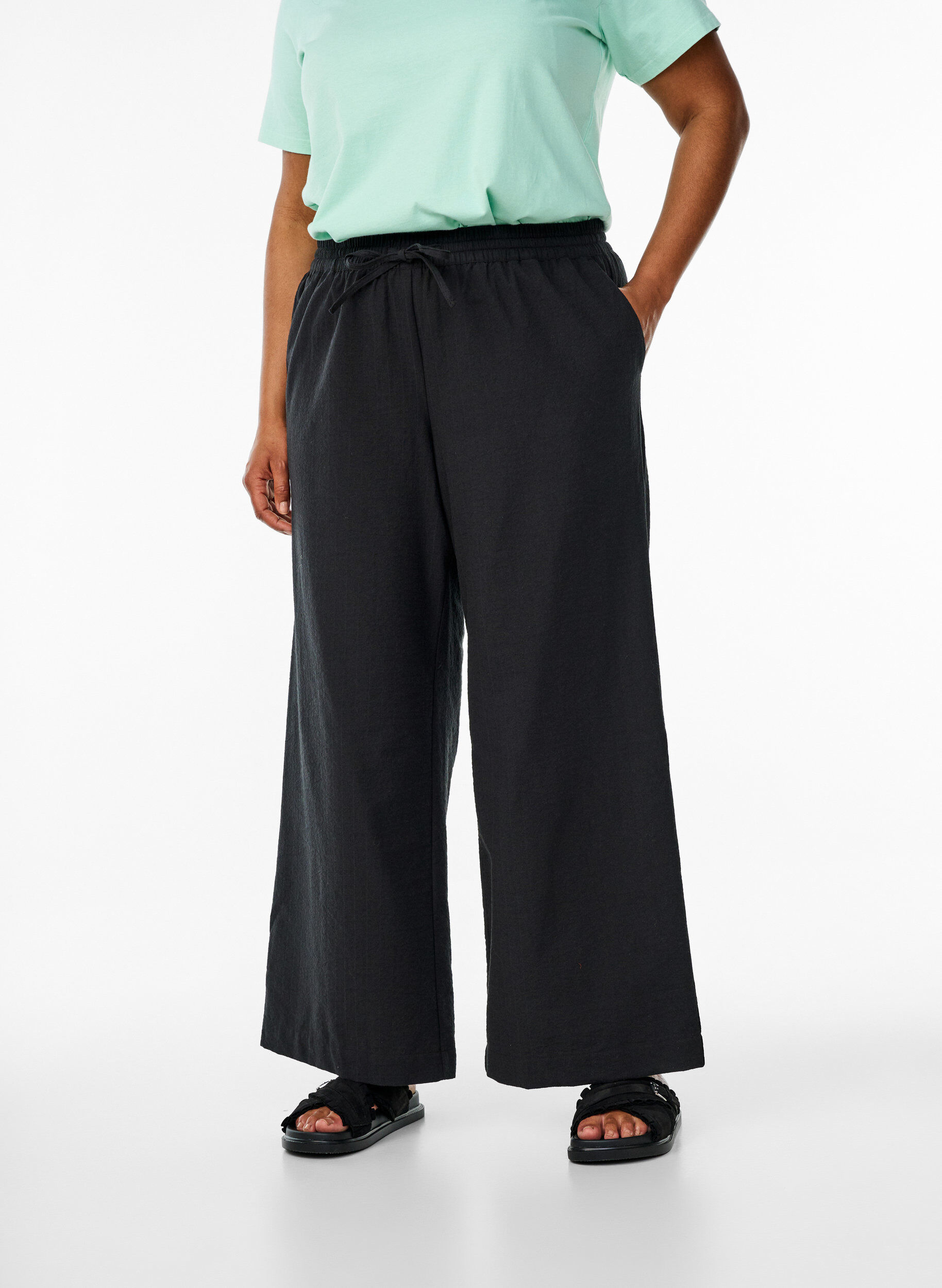 Zizzi Pantalon ample avec taille haute et poches, Noir, Model image number 2
