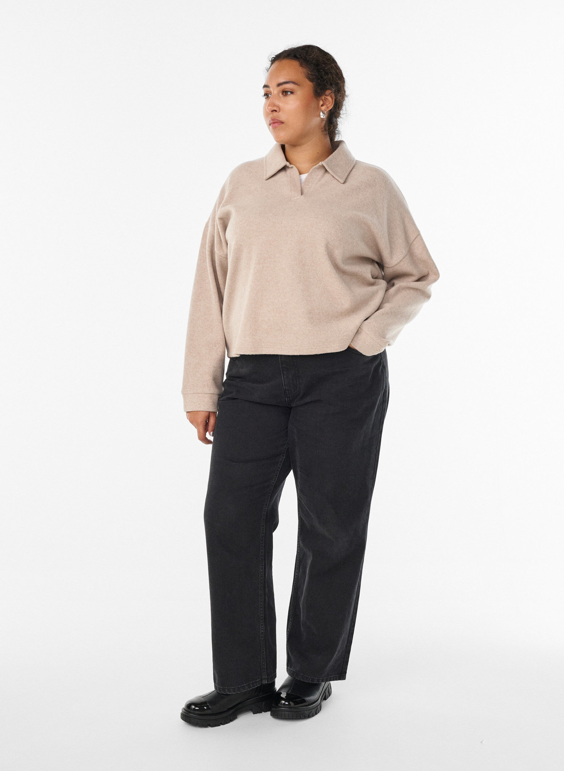 Zizzi Blouse en jersey avec col et d&eacute;collet&eacute; en V, Beige, Model image number 1