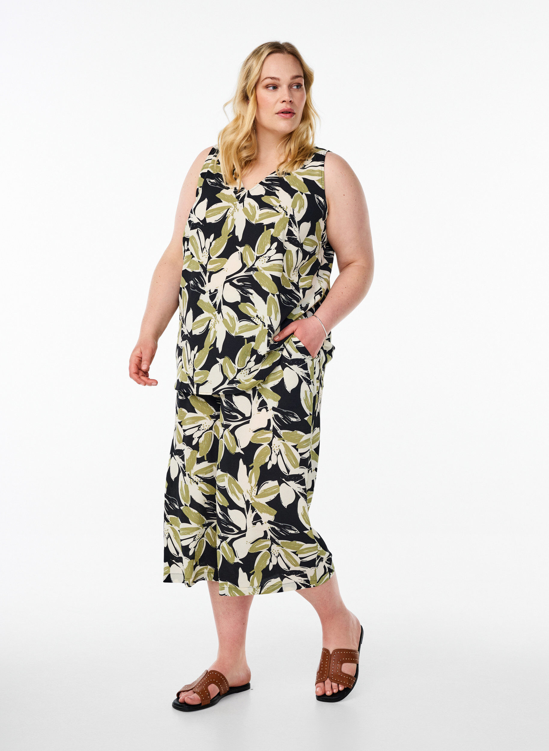 Zizzi Haut imprim&eacute; avec col en V, Noir, Model image number 1