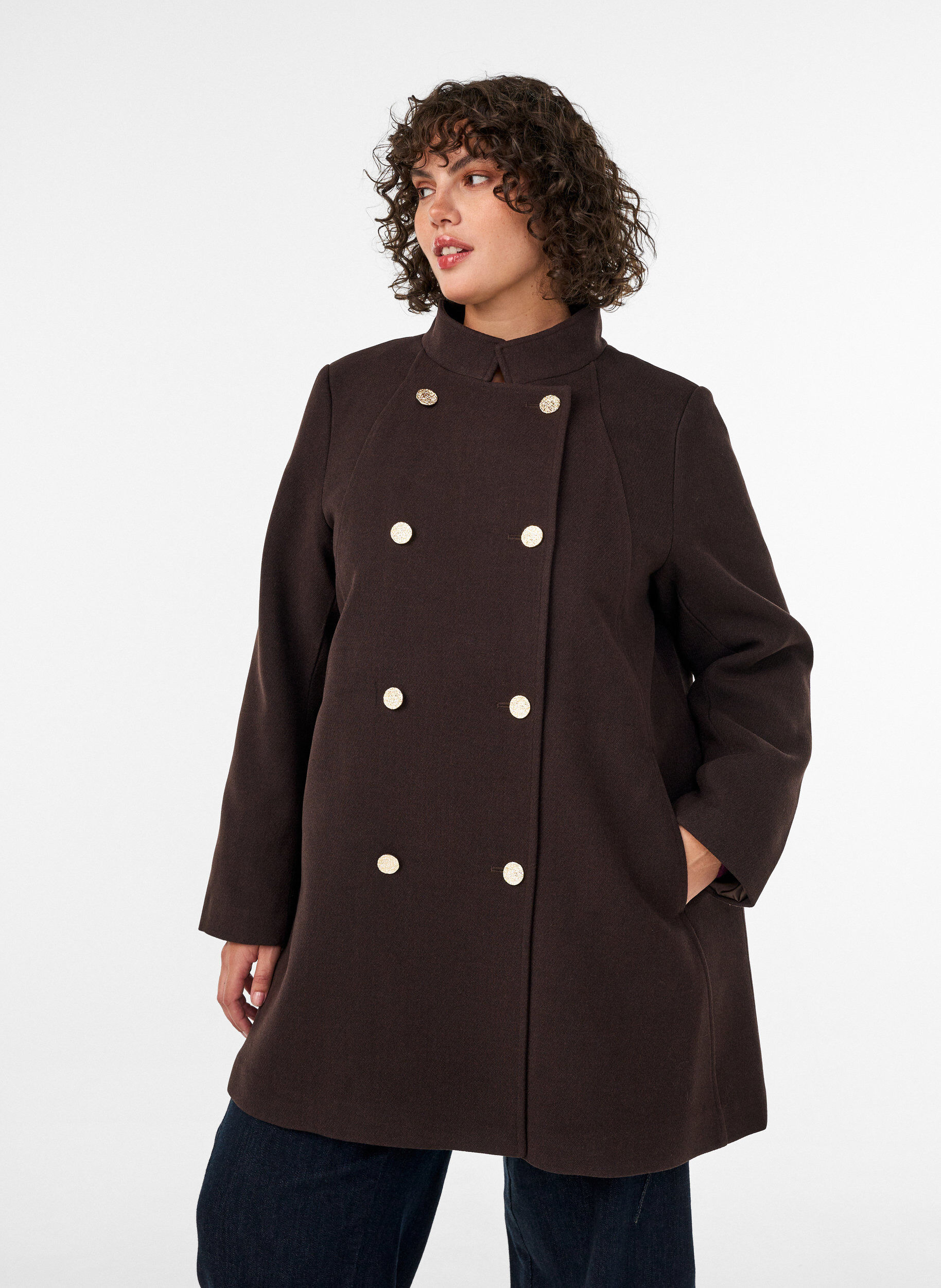 ZizziManteau coupe &eacute;vas&eacute;e avec boutons dor&eacute;s, Marron, Model image number 0