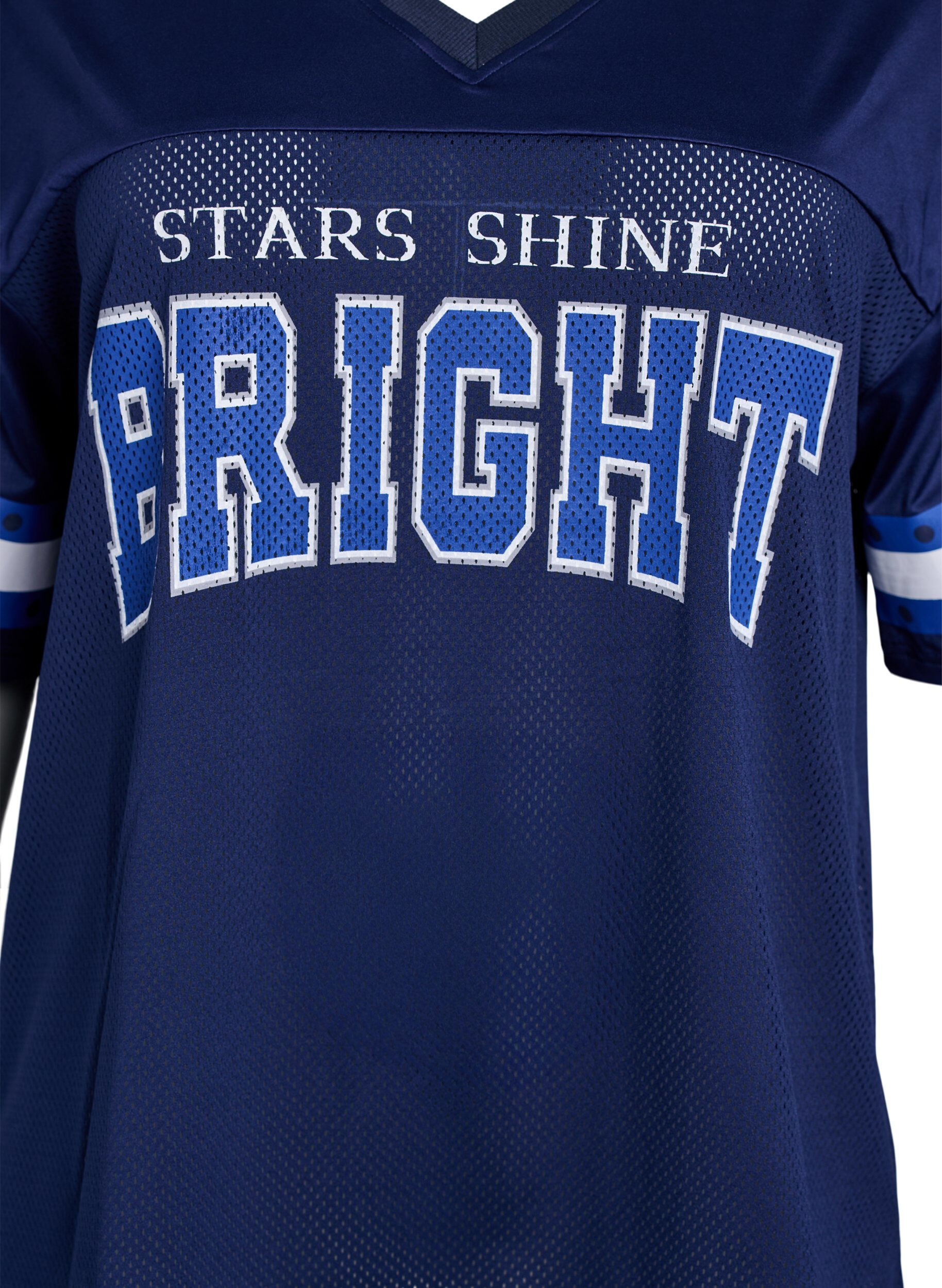 Zizzi T-shirt de sport avec col V et imprim&eacute; sur le devant, Bleu, Packshot image number 2