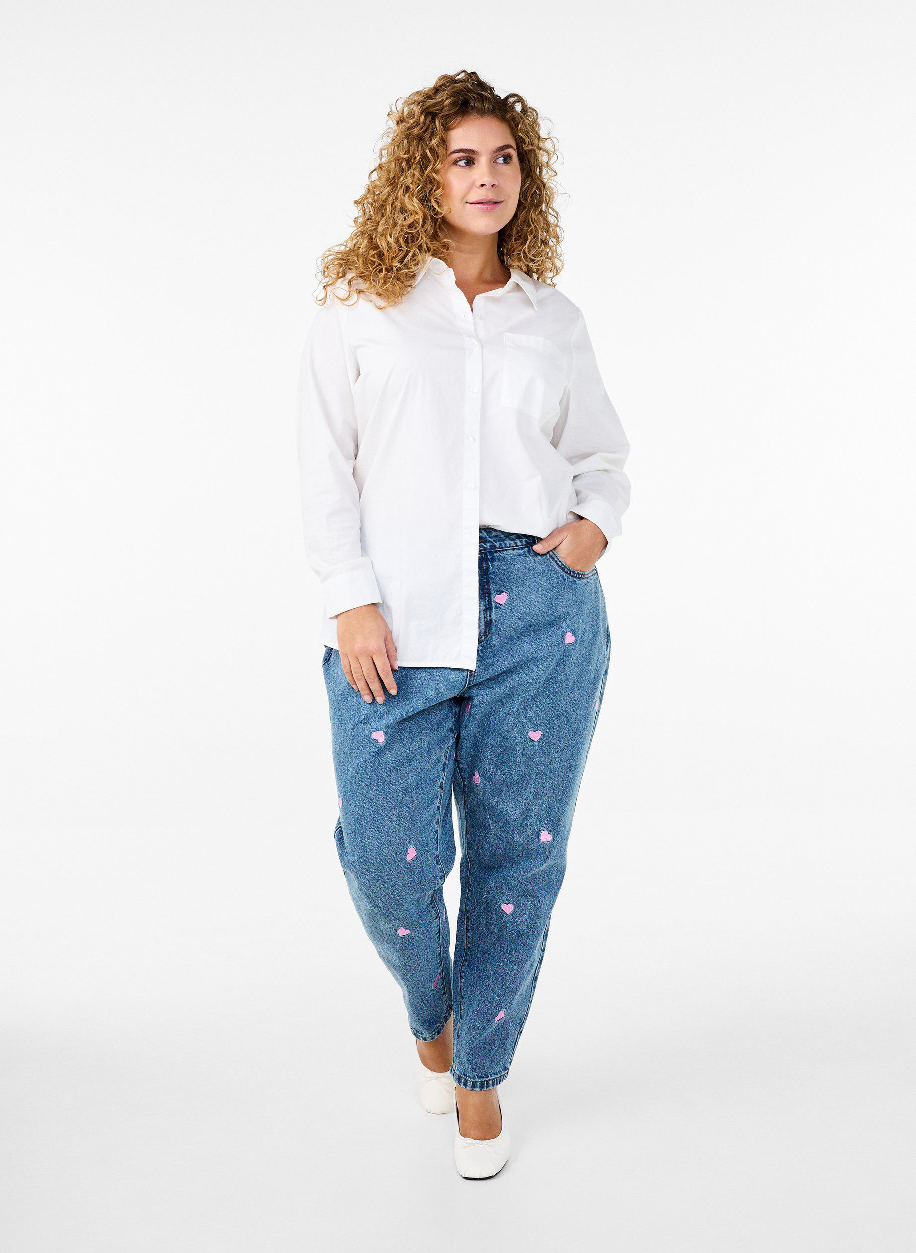 Zizzi Jeans Mille coupe Mom avec broderies, Bleu Clair, Model image number 1