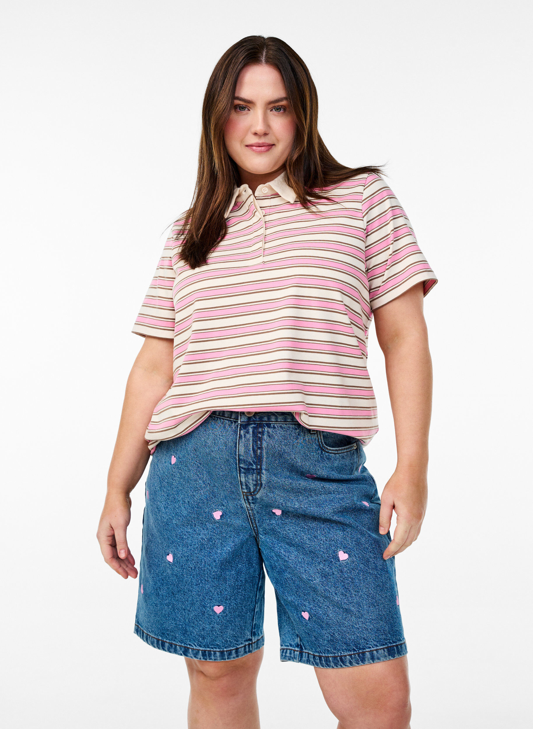 Zizzi Shorts en jean taille haute orn&eacute;s de c&oelig;urs brod&eacute;s, Bleu Clair, Model image number 0