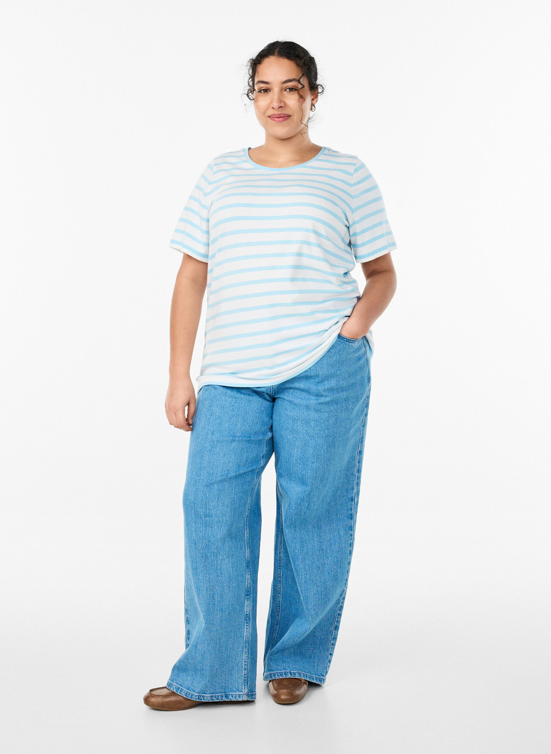 Zizzi T-shirt ray&eacute; en coton biologique, Bleu Clair, Model image number 1