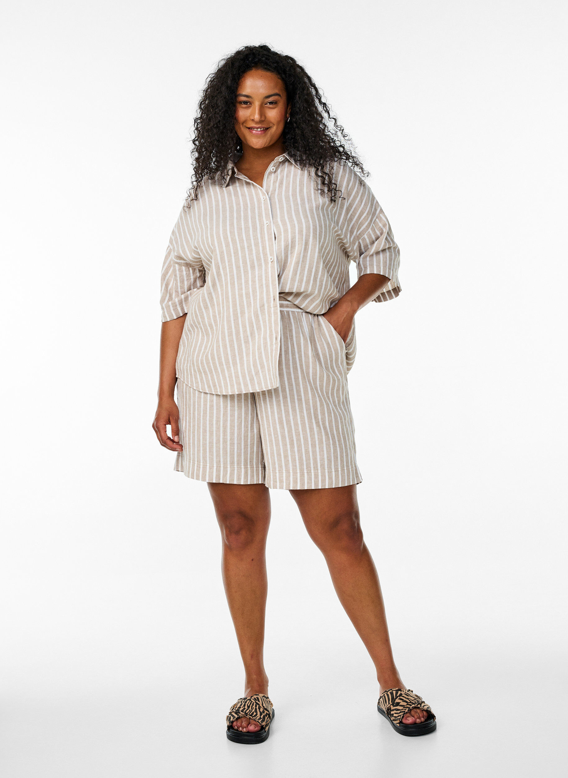 Zizzi Pantalon court ray&eacute; en lin et viscose, Beige, Model image number 1