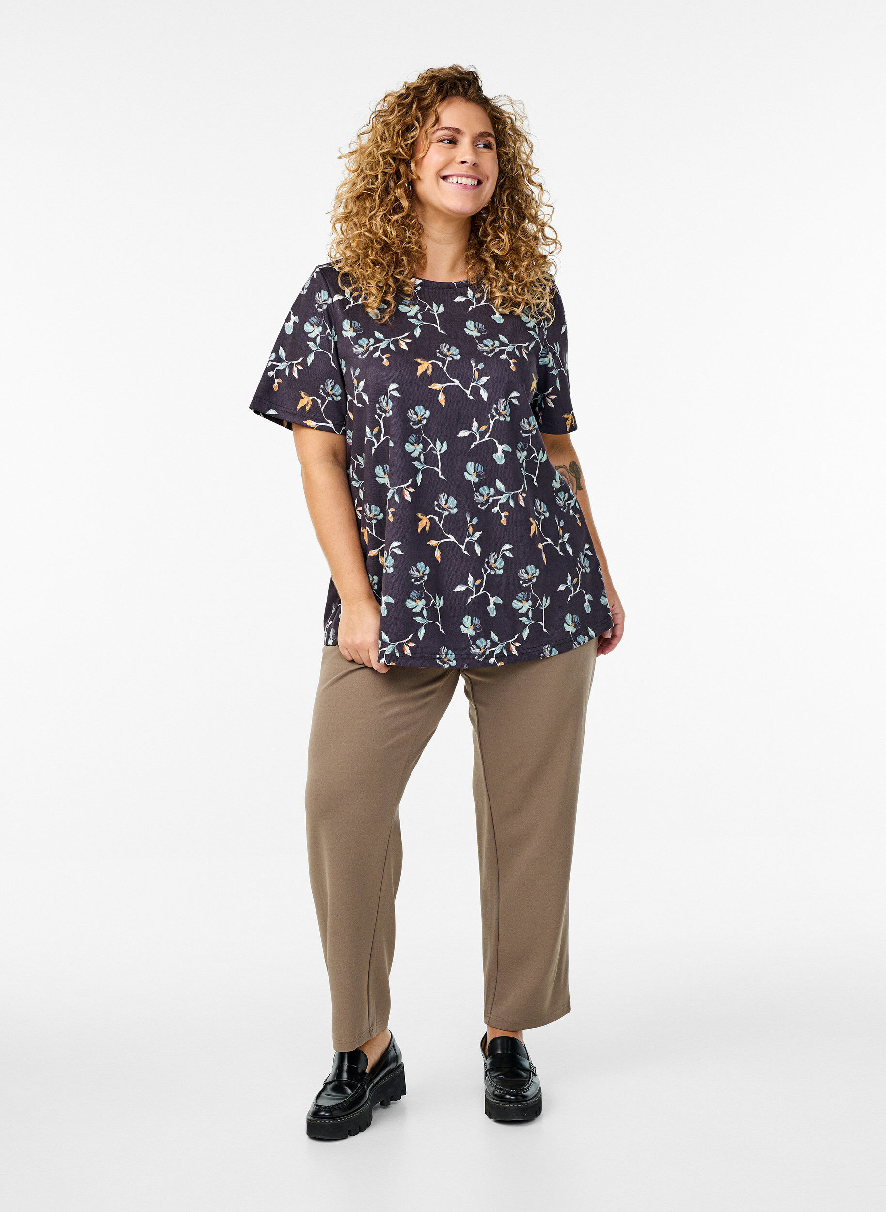 Zizzi FLASH - T-shirt &agrave; imprim&eacute; floral, Noir, Model image number 1