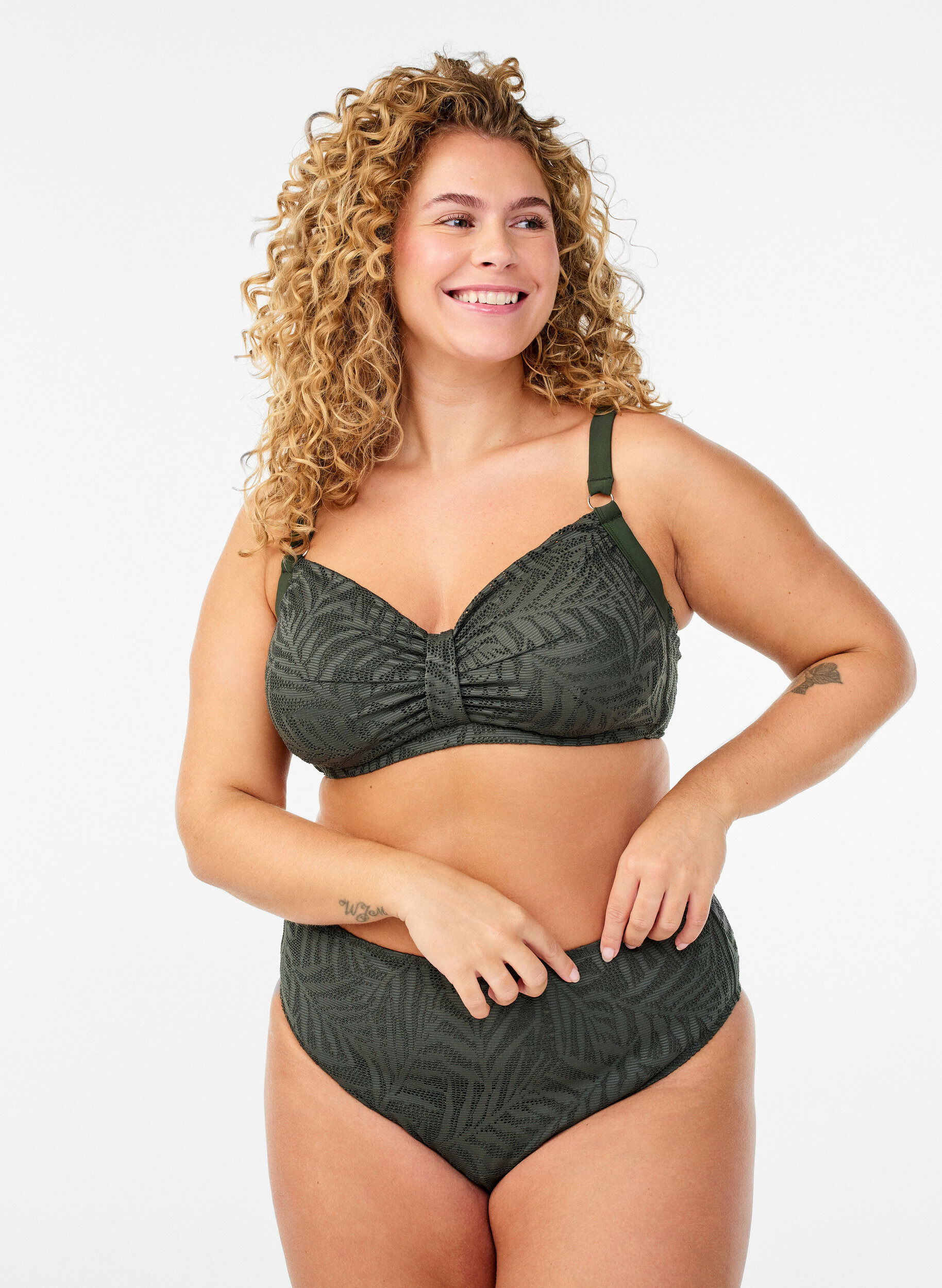 Zizzi Haut de bikini avec maille textur&eacute;e et coussinets amovibles, Vert, Model image number 1
