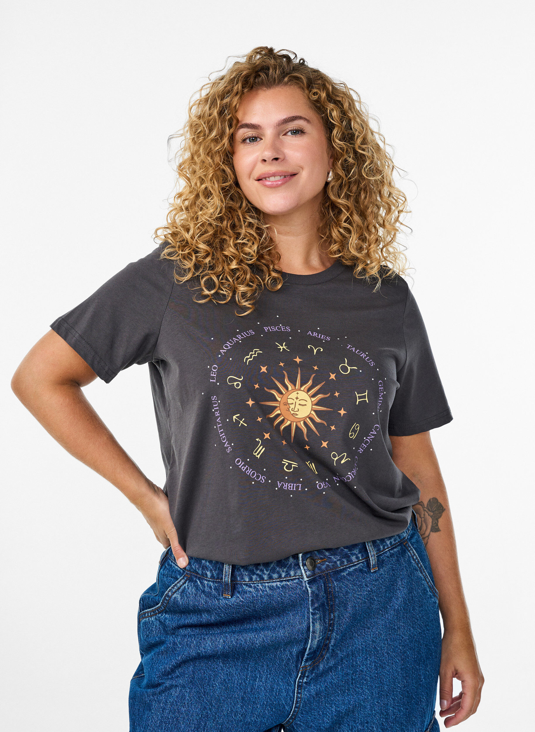 Zizzi T-shirt en coton avec imprim&eacute; sur le devant, Gris anthracite, Model image number 0