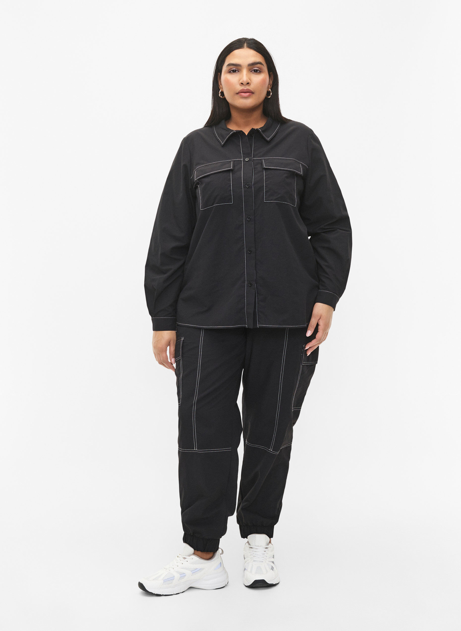 Zizzi Pantalon cargo avec coutures contrast&eacute;es, Black, Model image number 0
