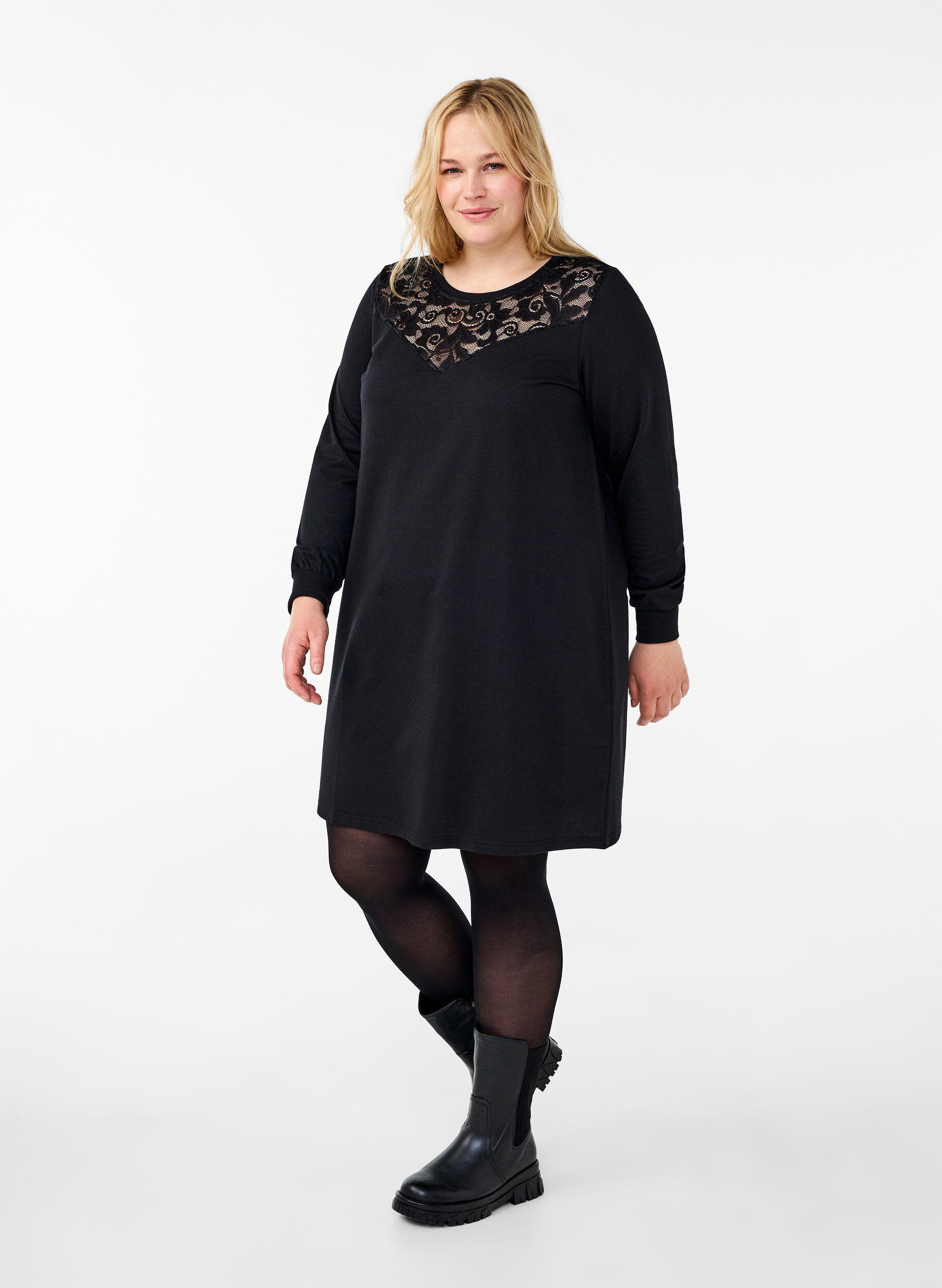 Zizzi Robe courte avec d&eacute;tails en dentelle, Black, Model image number 2