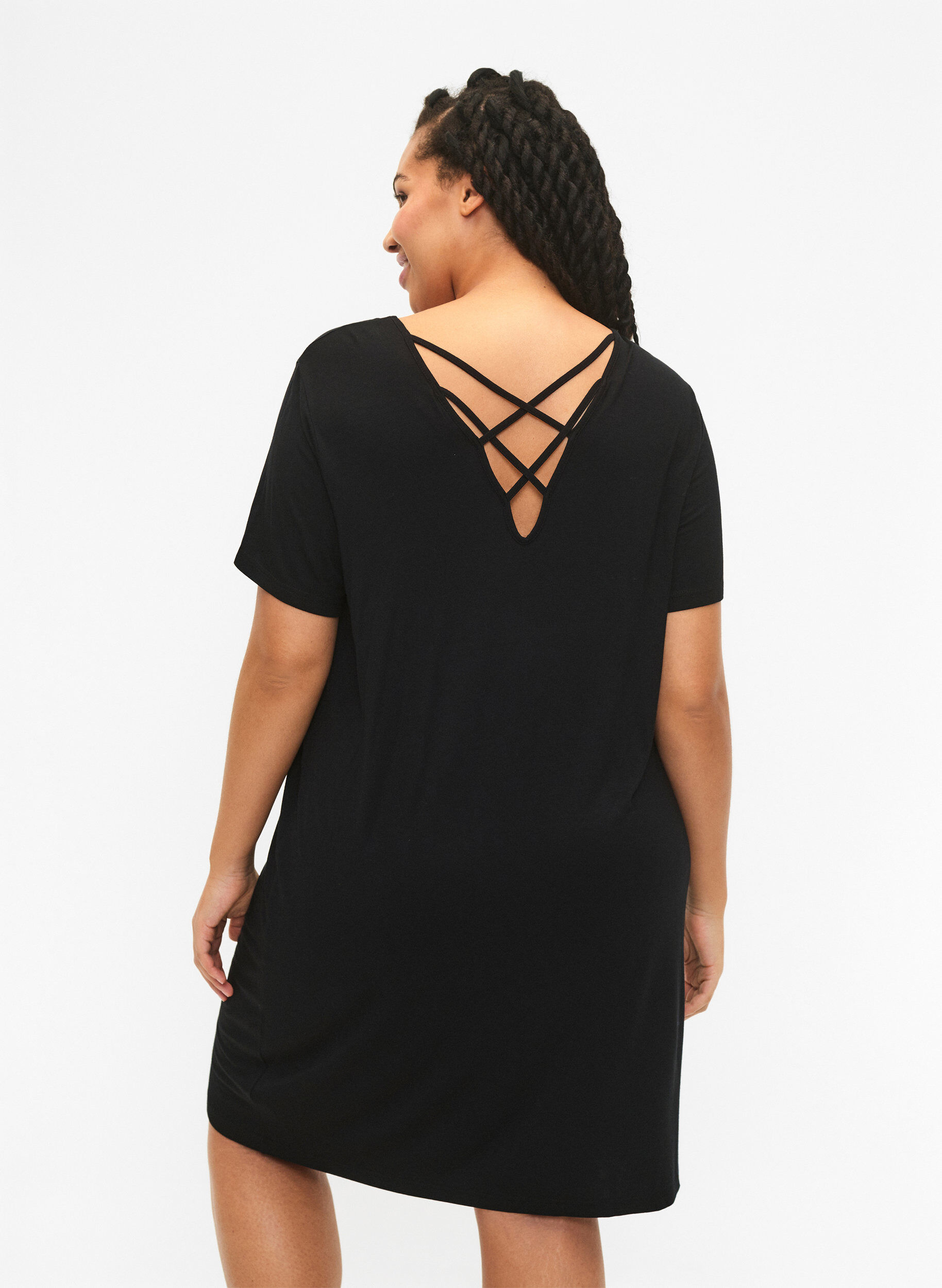 Zizzi Robe en viscose &agrave; manches courtes avec d&eacute;tail au dos, Noir, Model image number 2
