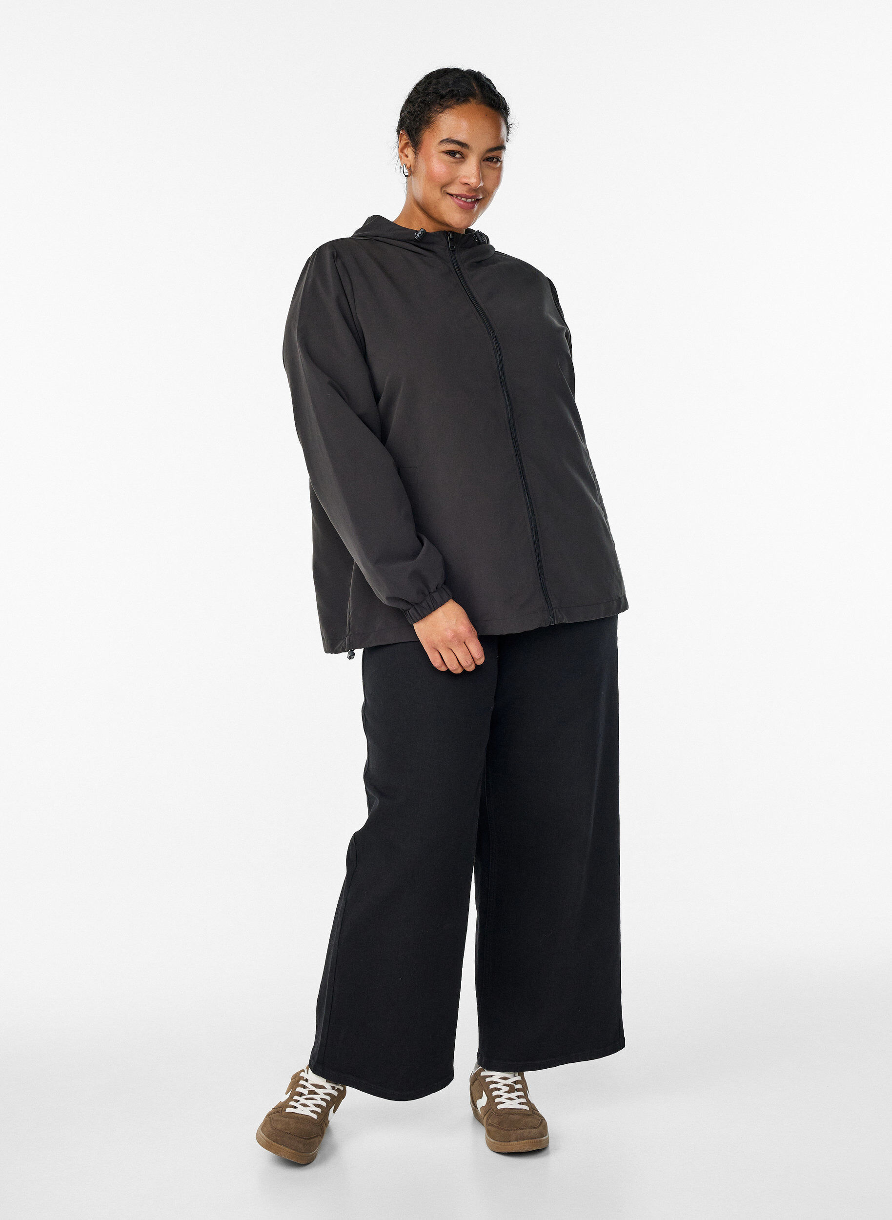 Zizzi Veste l&eacute;g&egrave;re avec capuche et fermeture &eacute;clair, Noir, Model image number 1