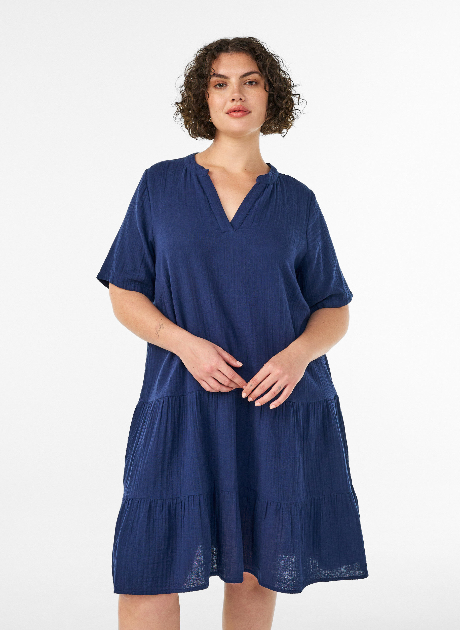 Robe courte &eacute;vas&eacute;e en mousseline de coton, Bleu, Model