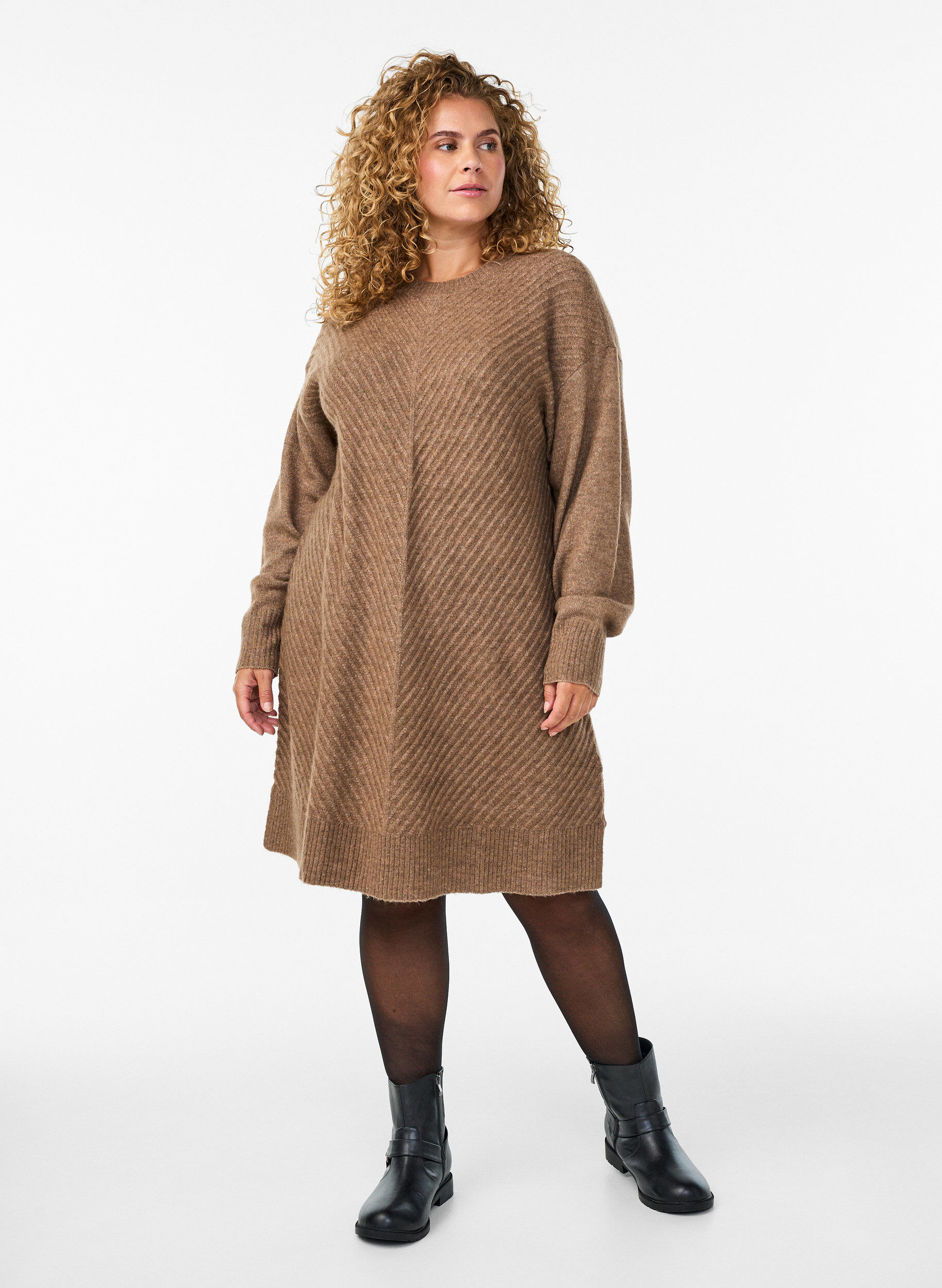 Zizzi Robe courte en maille avec un motif textur&eacute; en V, Camel, Model image number 1