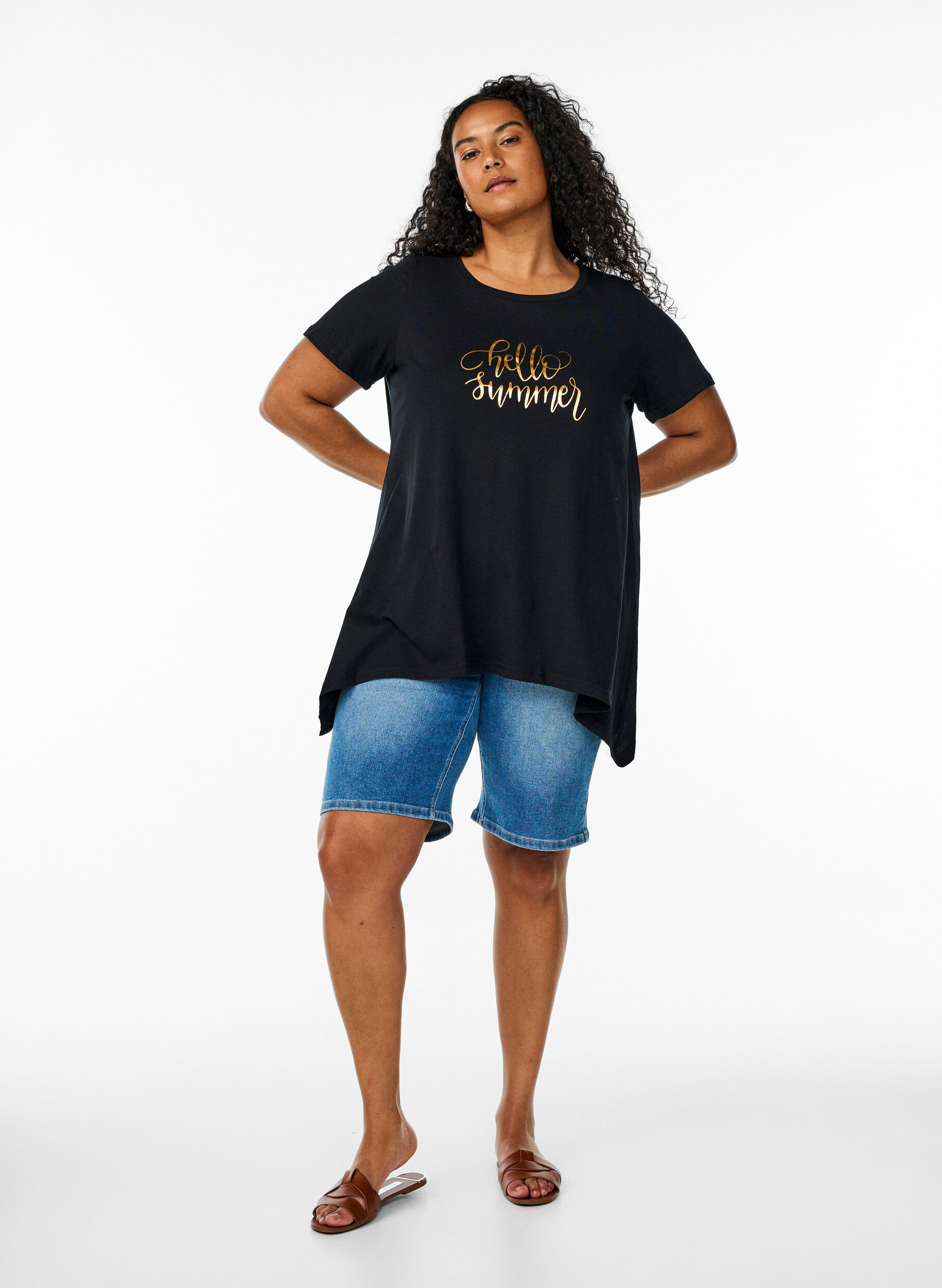 Zizzi T-shirt &agrave; col rond et coupe &eacute;vas&eacute;e, Noir, Model image number 1