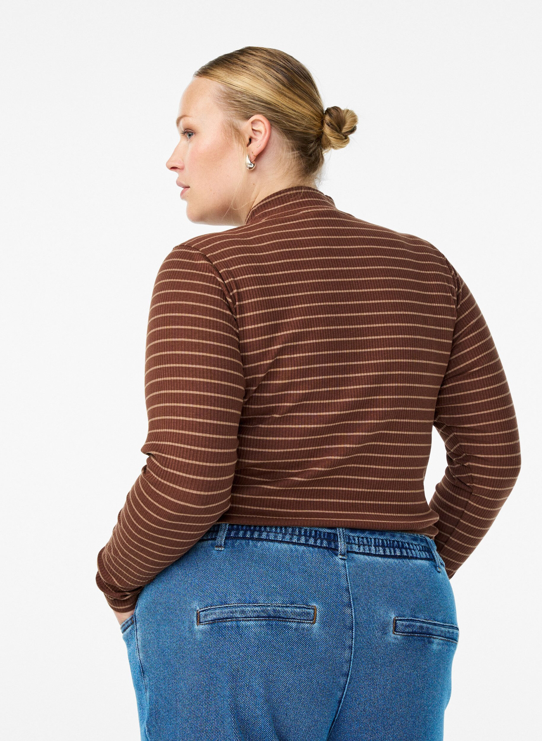 Zizzi Chemisier en jersey c&ocirc;tel&eacute; &agrave; rayures et col montant, Marron, Model image number 2