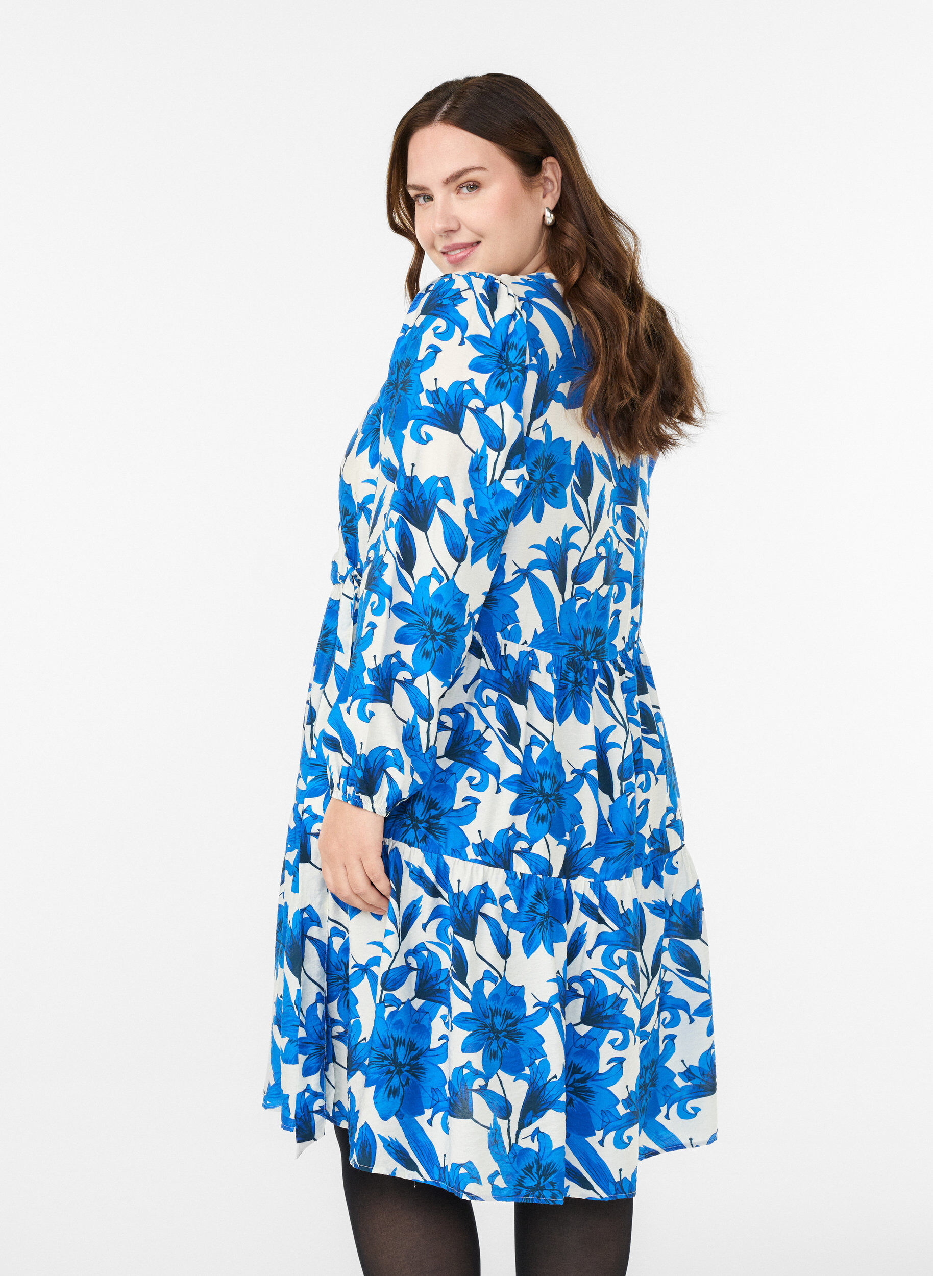 Zizzi Robe portefeuille &agrave; fleurs avec ceinture &agrave; nouer, Vanille, Model image number 2