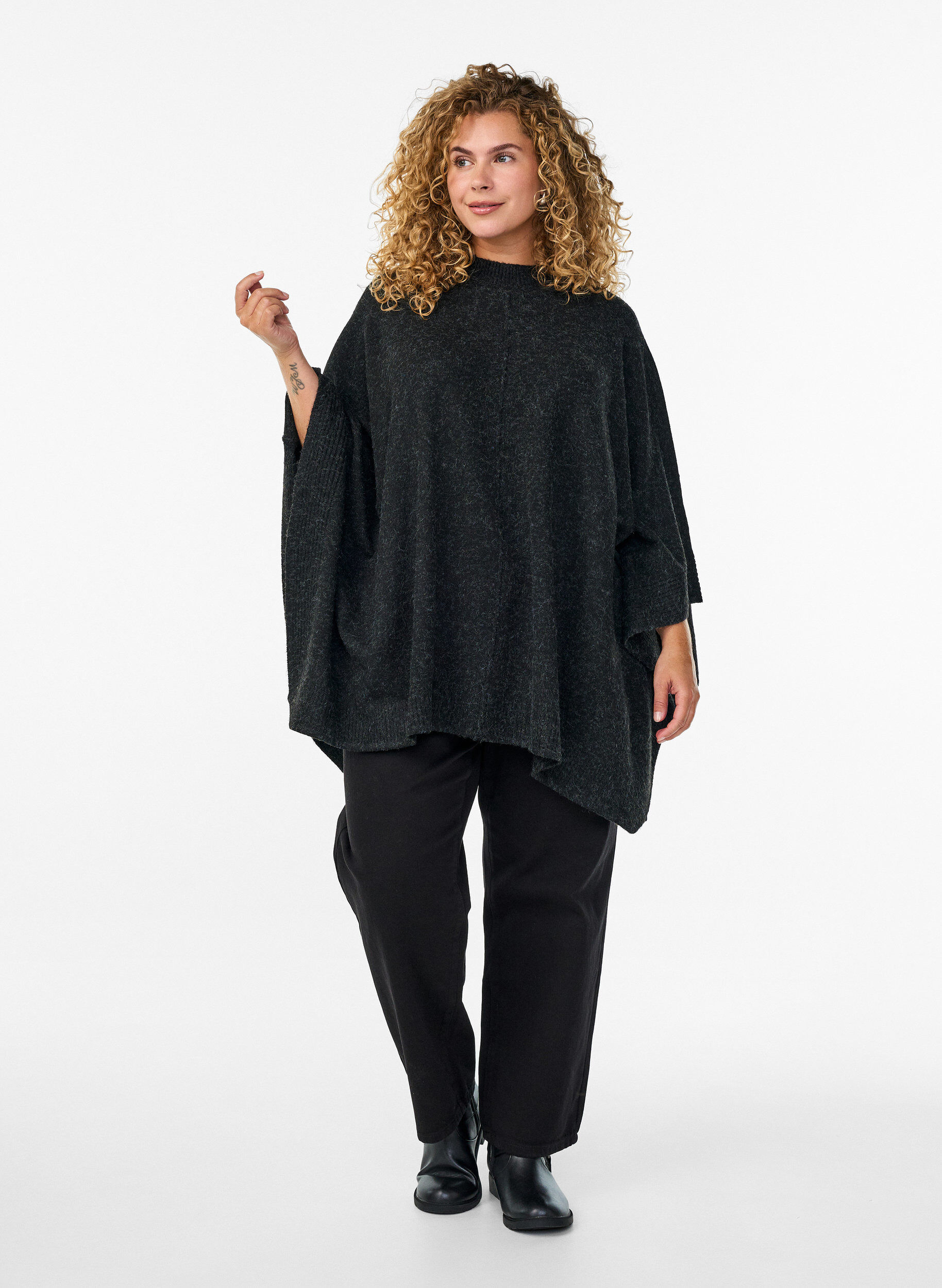 Zizzi Poncho &agrave; col rond avec d&eacute;tails c&ocirc;tel&eacute;s, Gris anthracite, Model image number 1