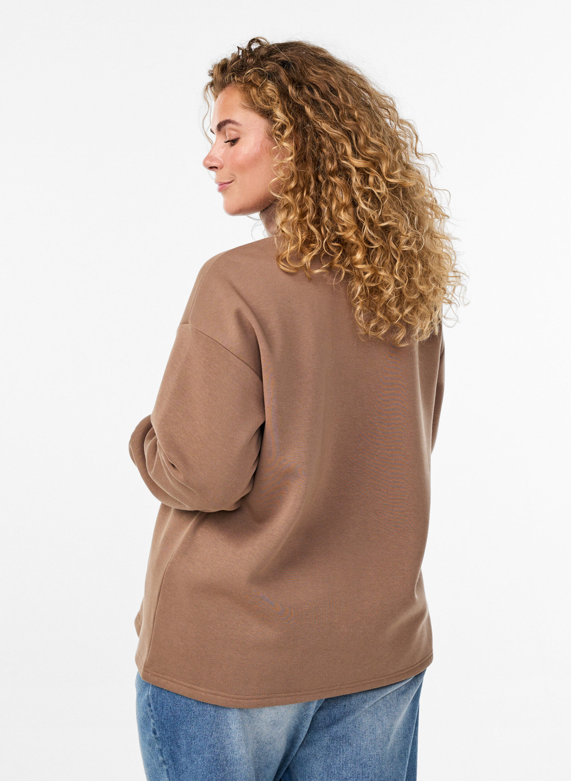 Zizzi Sweat &agrave; col montant et imprim&eacute; coll&egrave;ge, Marron, Model image number 2