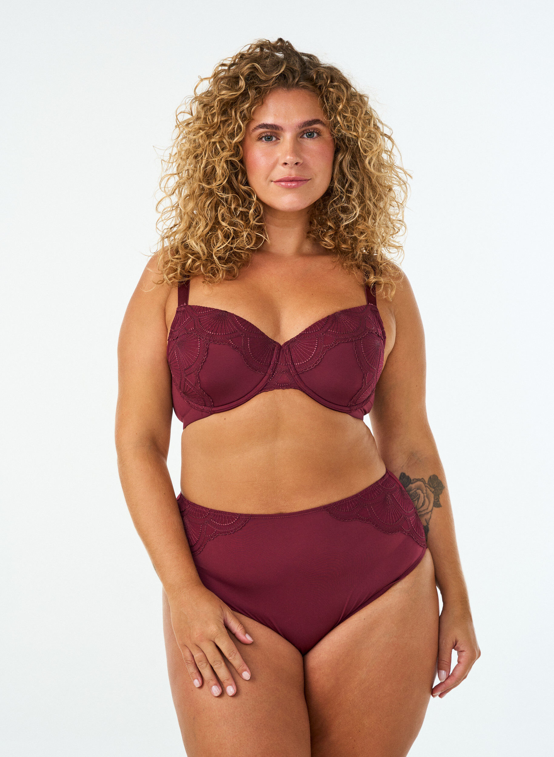 ZizziCulotte avec maille et finitions en dentelle brod&eacute;e, Bordeaux, Model image number 0
