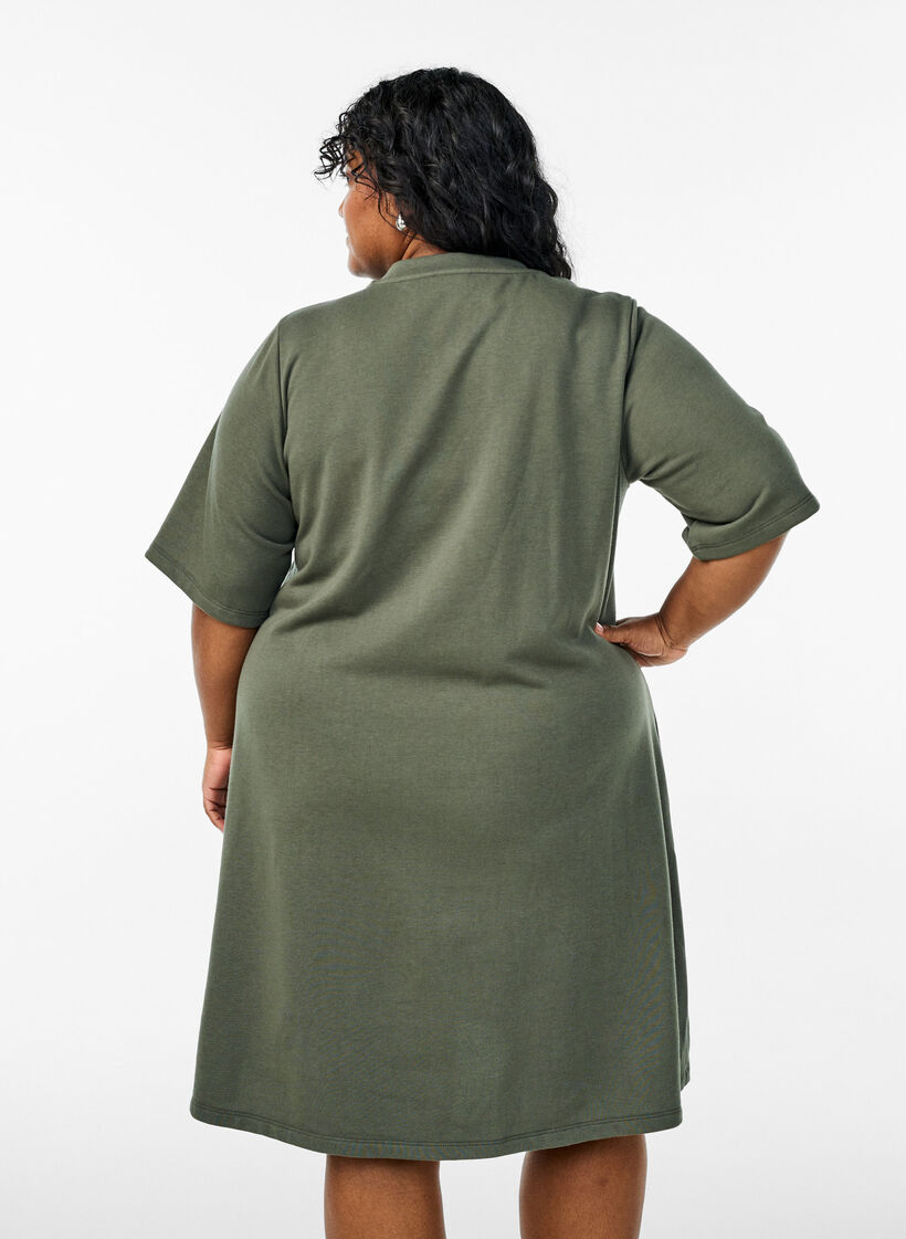 Robe en jersey longueur genou avec poches et coupe évasée, Vert, Model image number 2