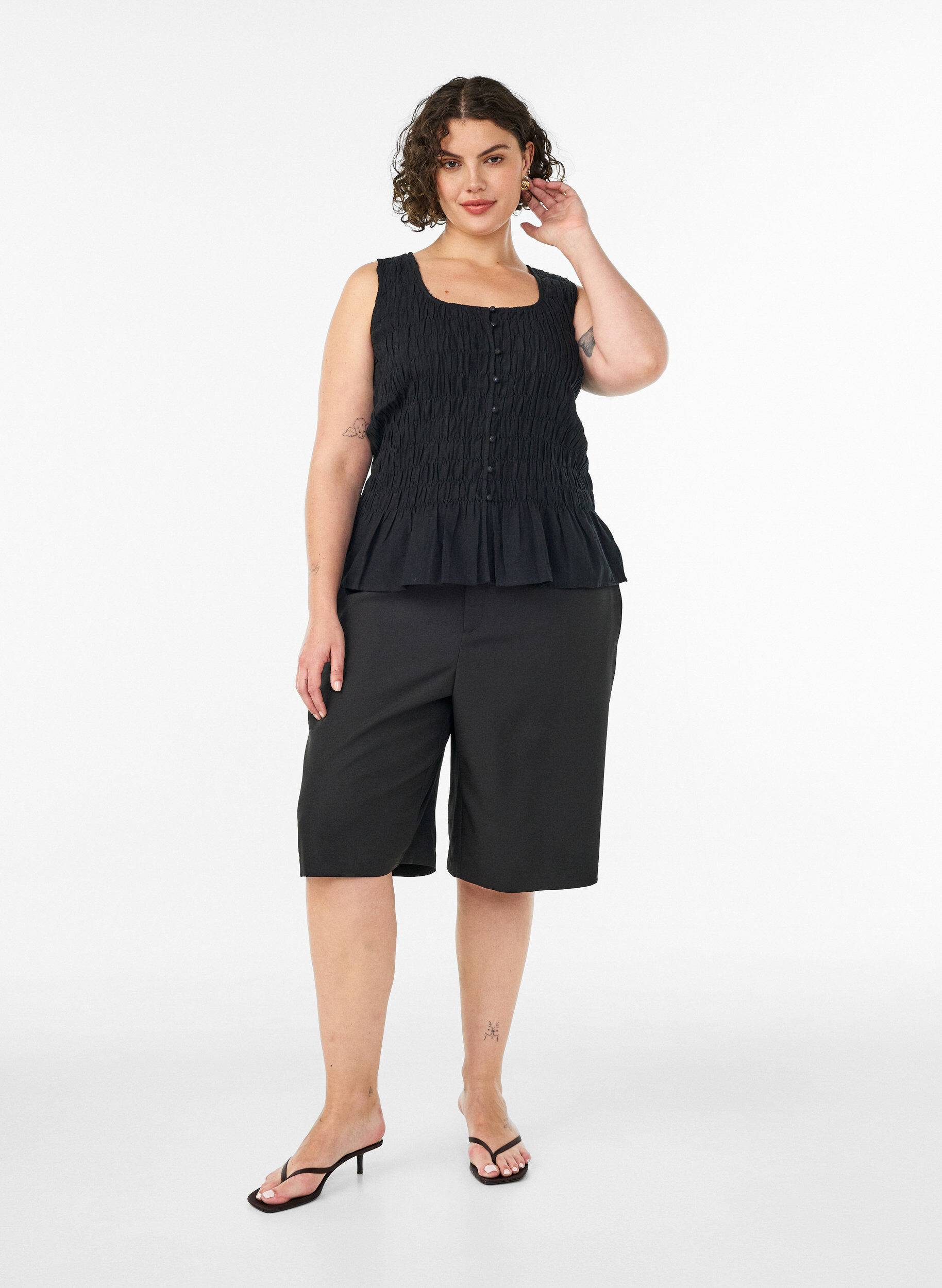 ZizziTop sans manches en coton et lin avec smocks, Noir, Model image number 1