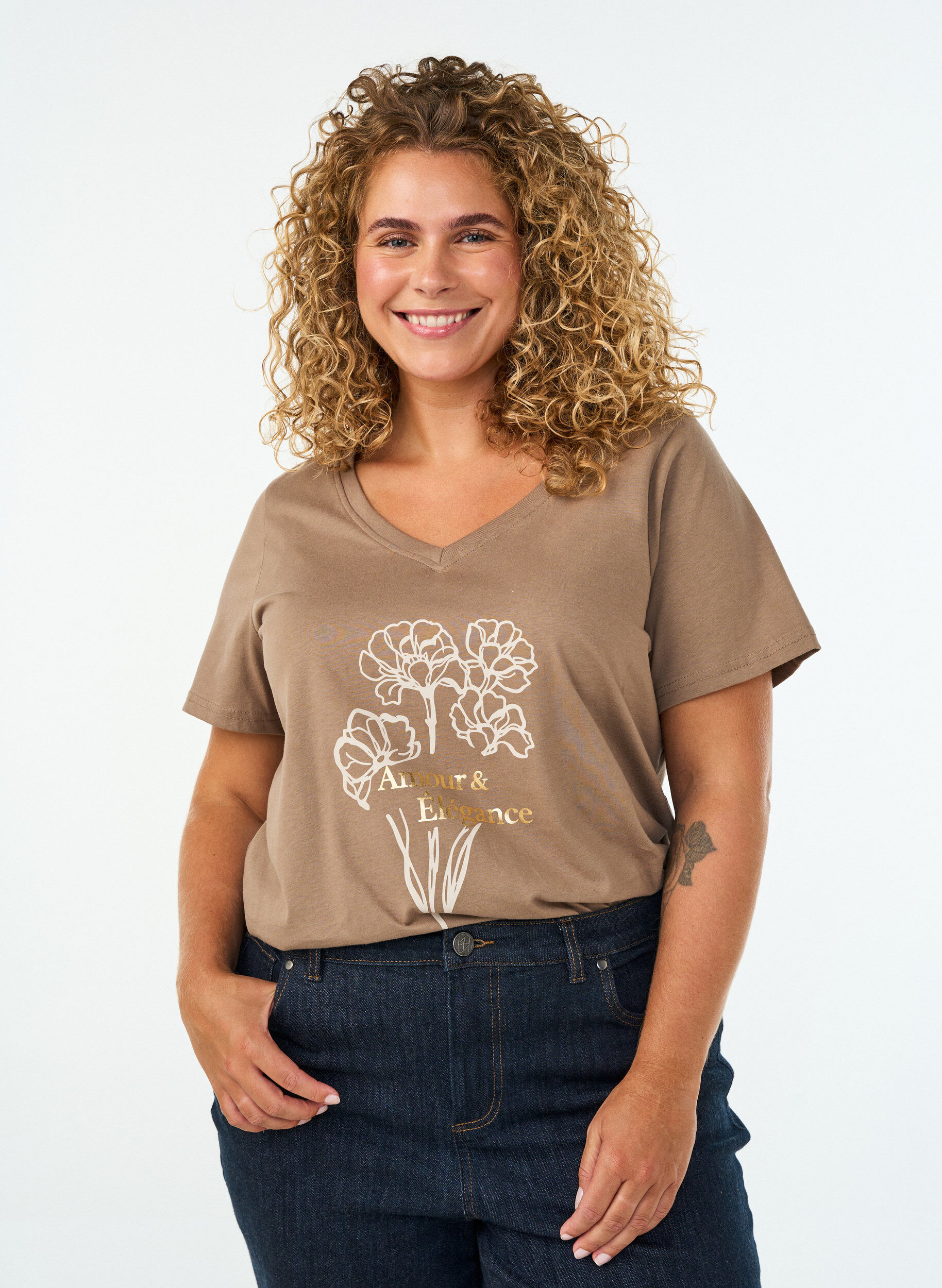 T-shirt en coton avec imprim&eacute; sur le devant et col en V, Marron, Model