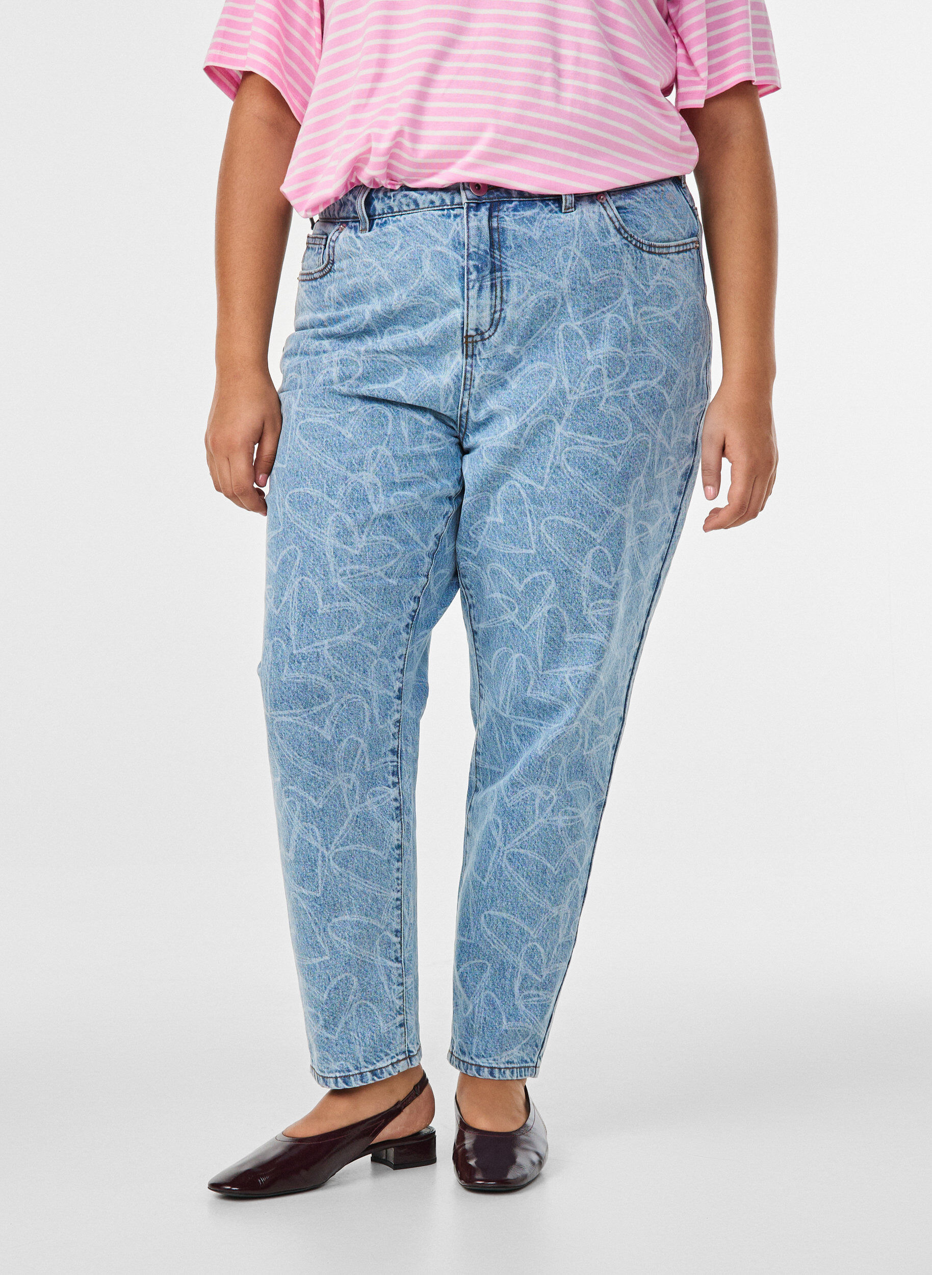 Zizzi Jeans Mille coupe Mom avec broderies, Bleu Clair, Model image number 2