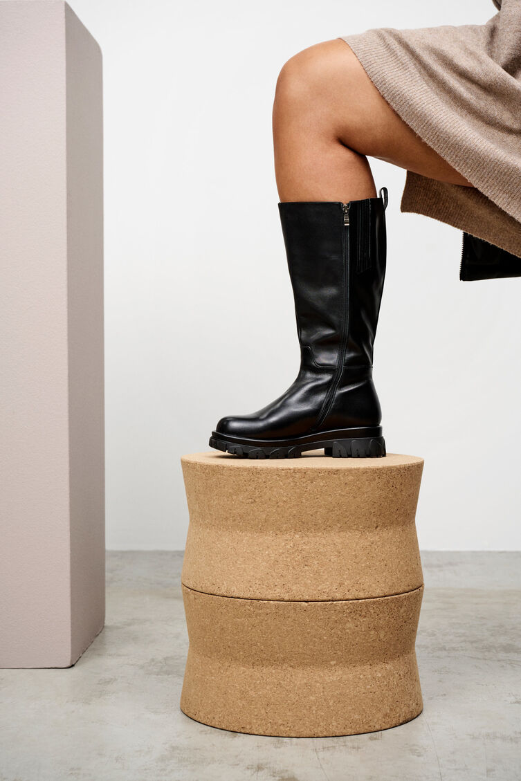 Botte en cuir à coupe ample avec fermeture éclair, Black, Model image number 1